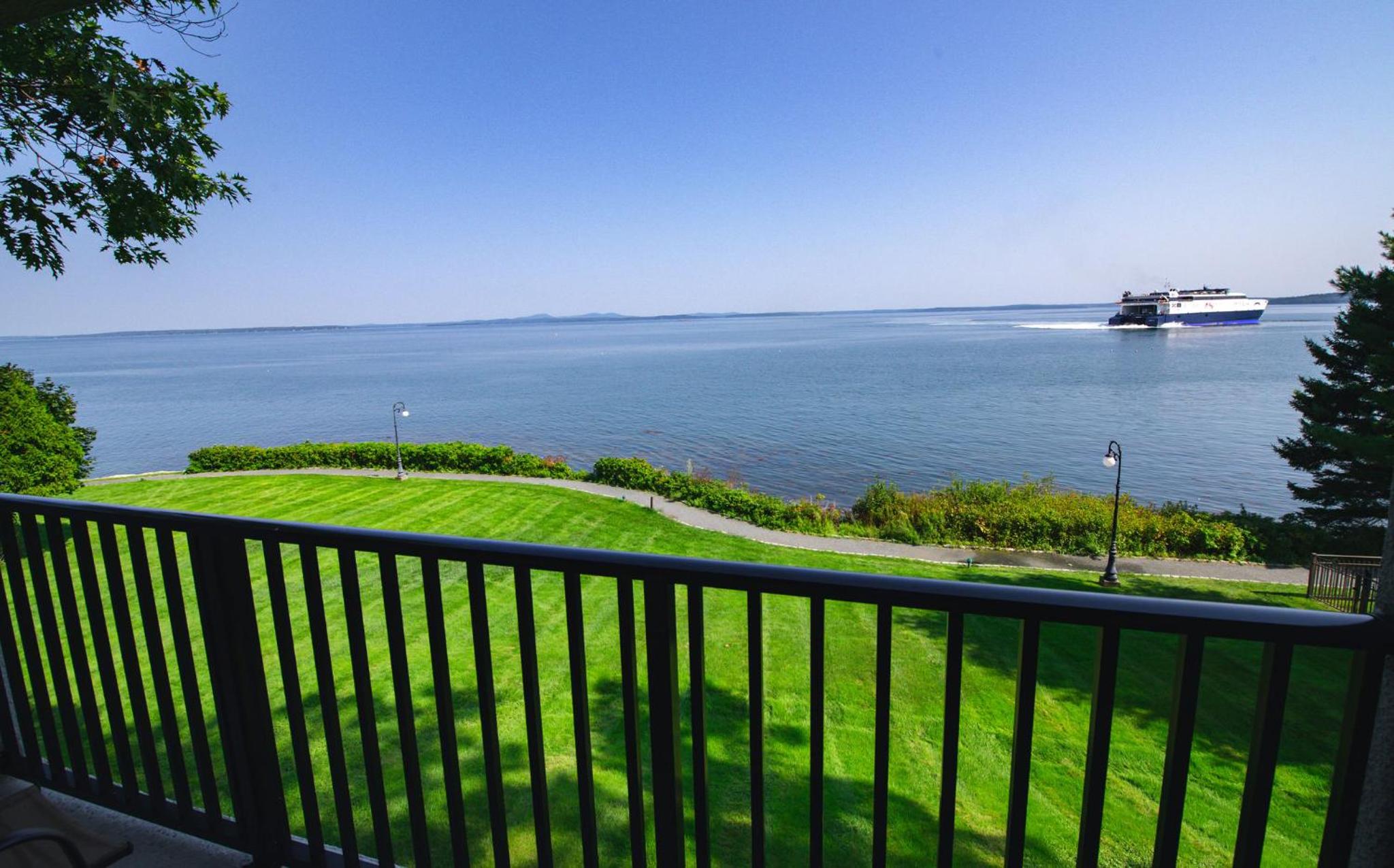 Premium King Room with Oceanfront View - Photo 8