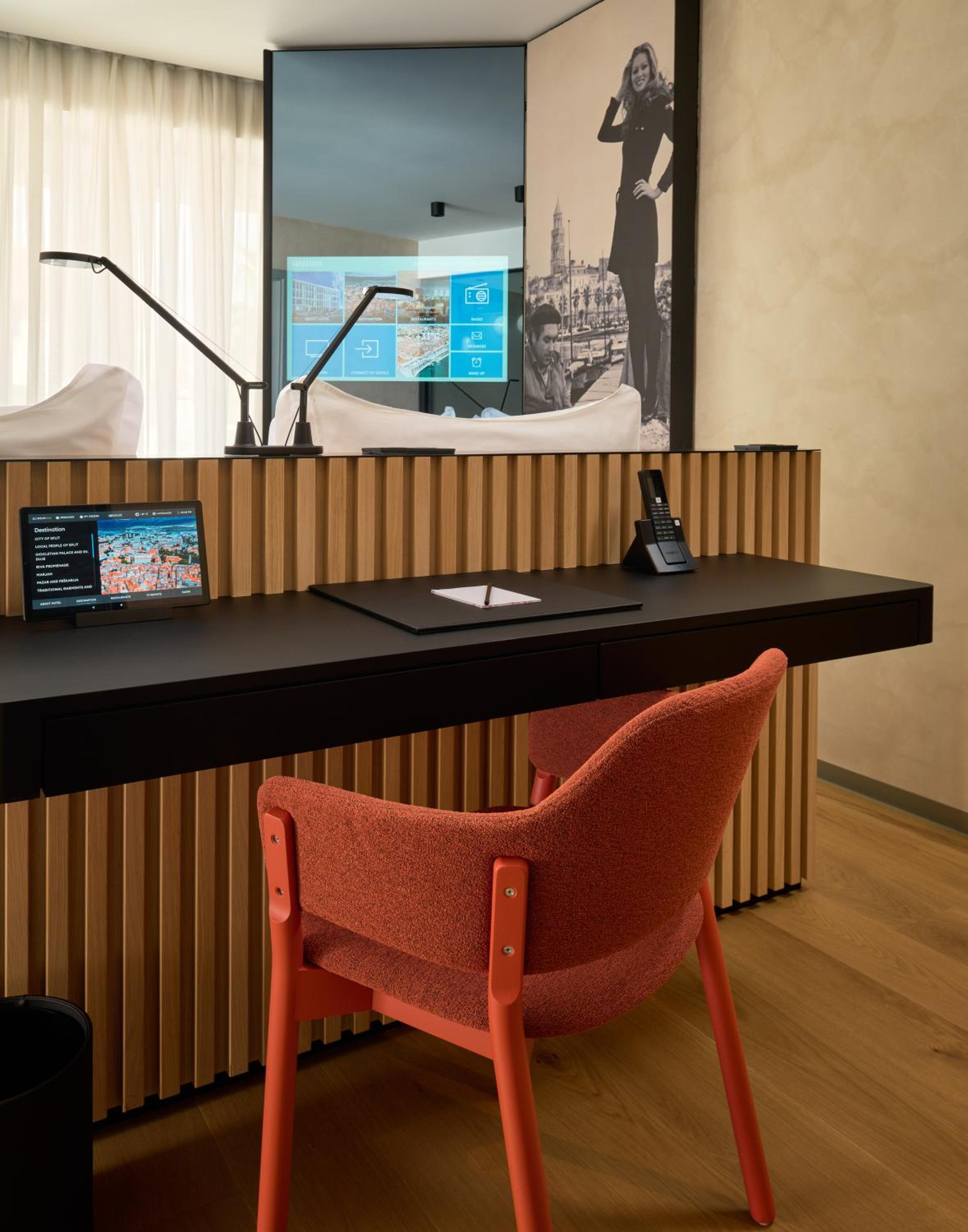 Classic King Room with Street View - Photo 5