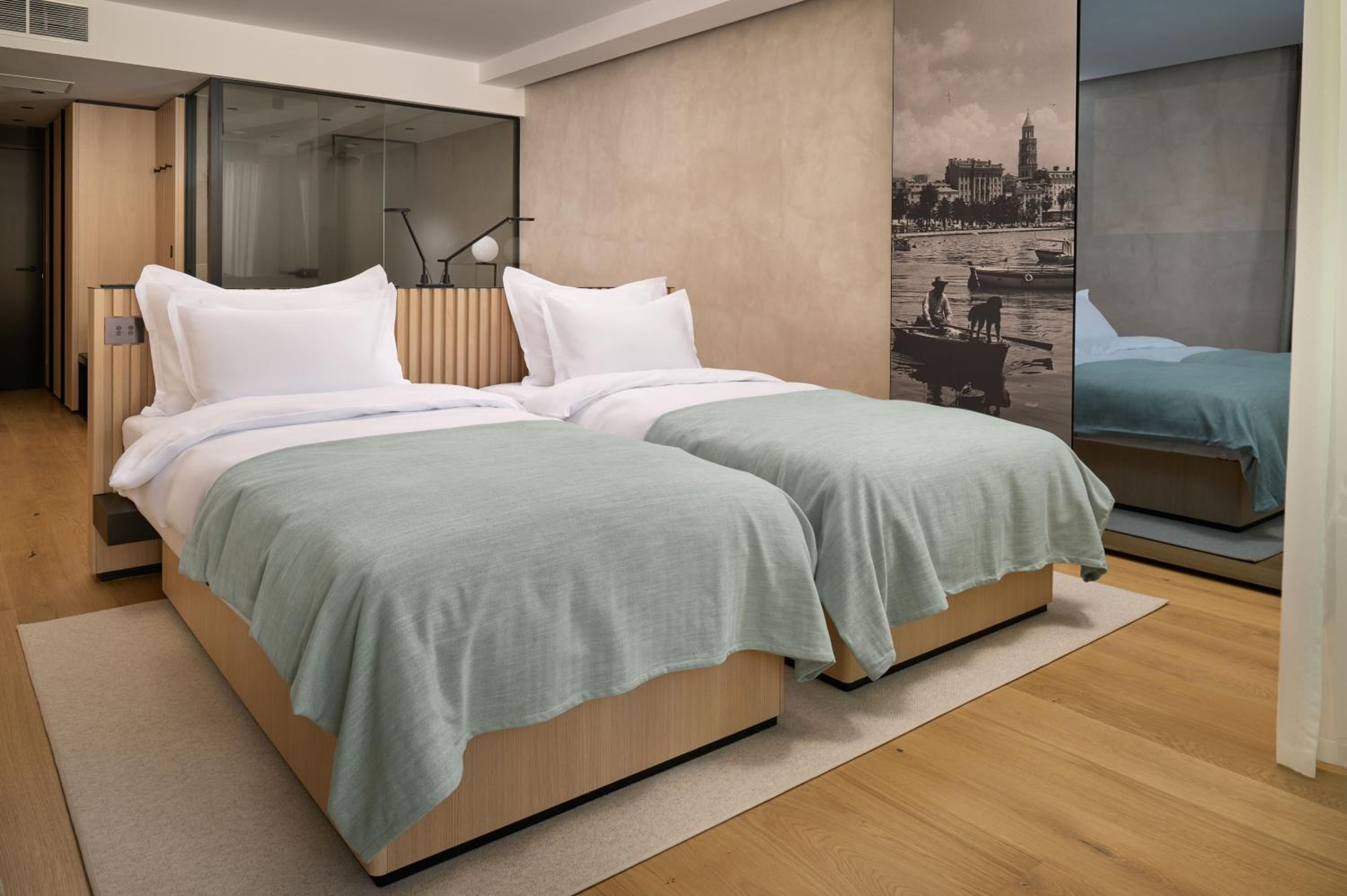 Premium Twin Room with Balcony and City View - Photo 2