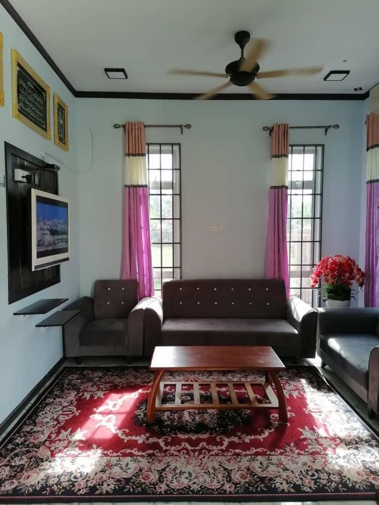 Three-Bedroom House photo 3