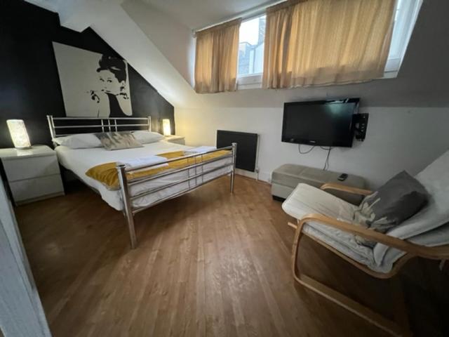 One-Bedroom Apartment photo 2