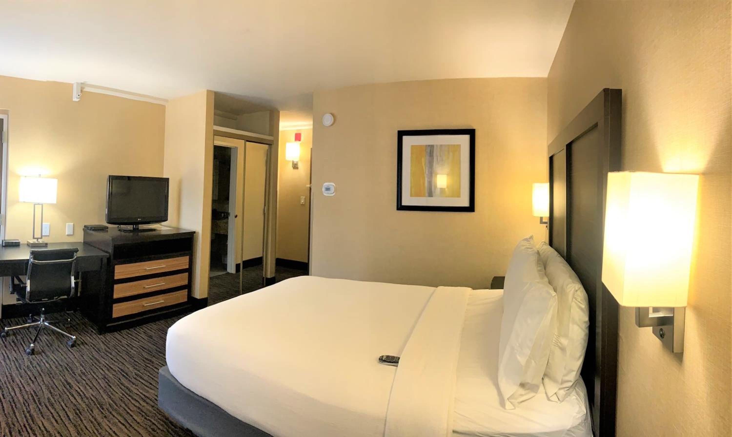 Standard Queen Room with One Queen Bed (Non Smoking) - Photo 2
