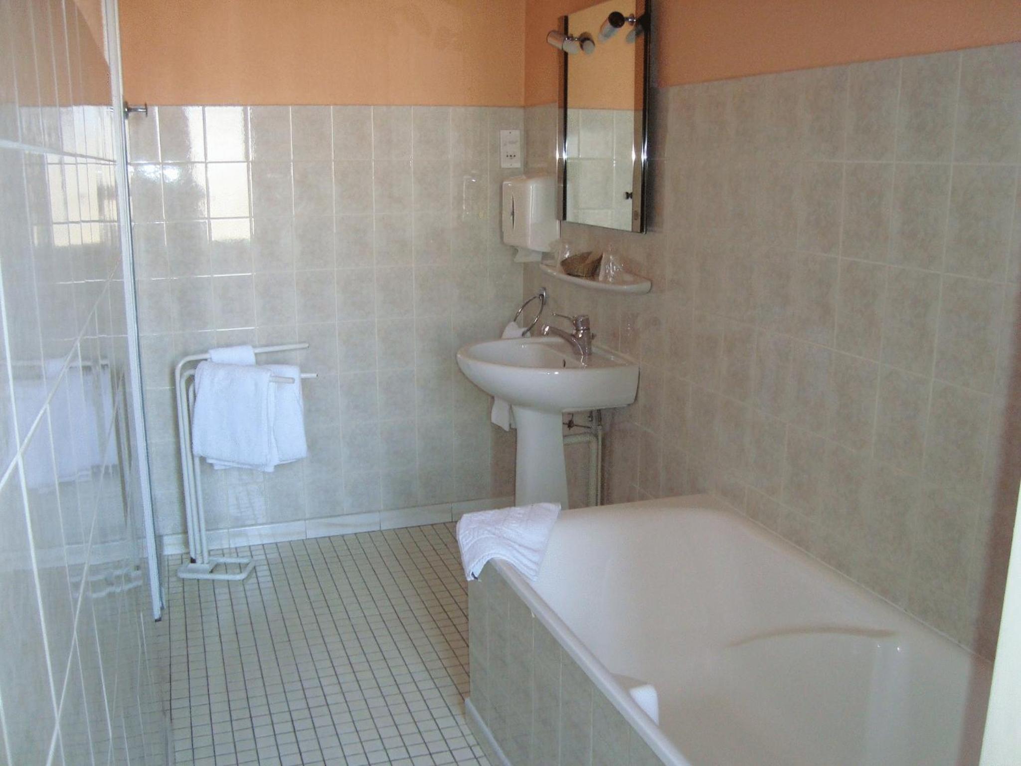 Double Room - Photo 7