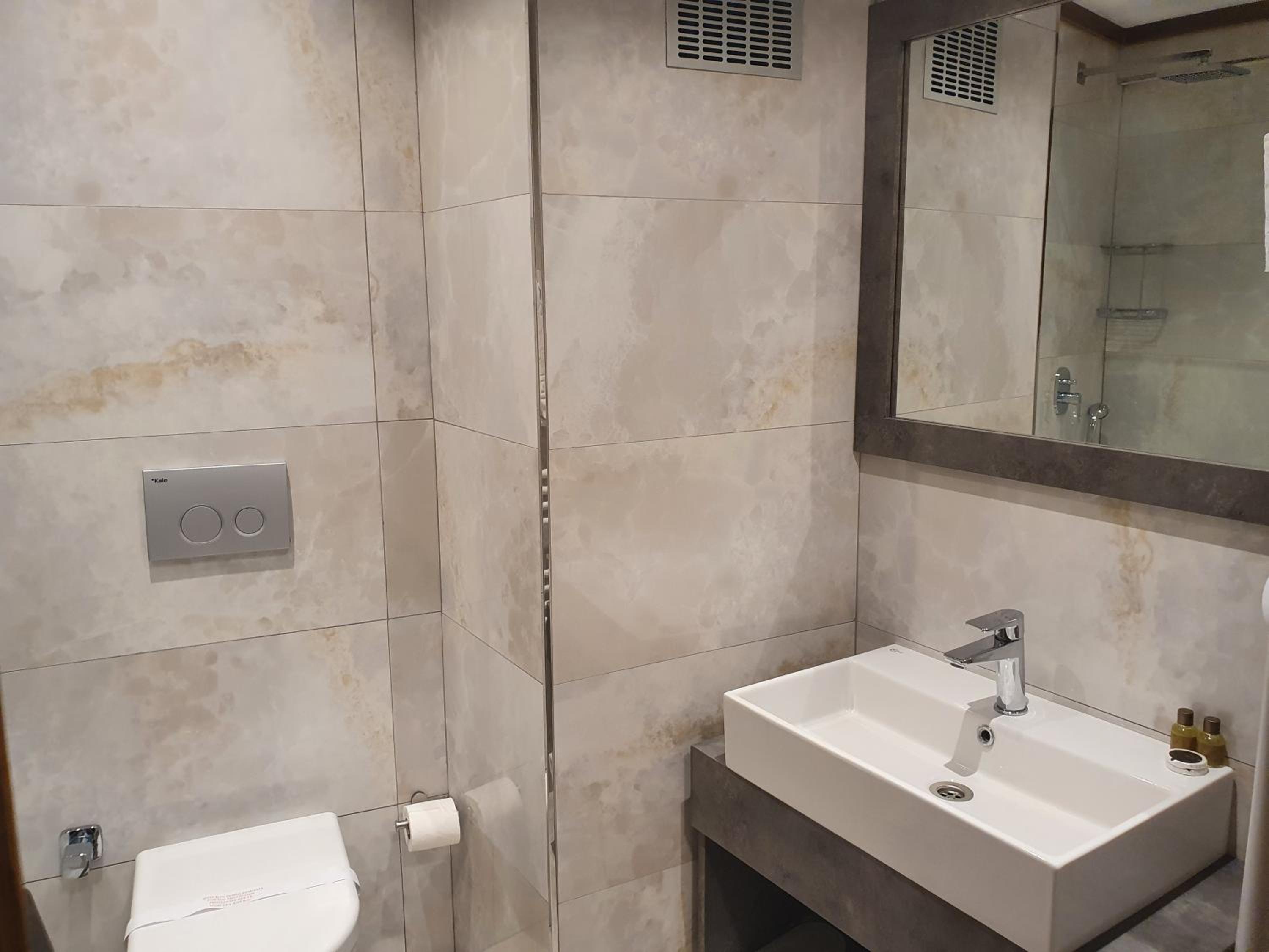 Large Double Room - Photo 6