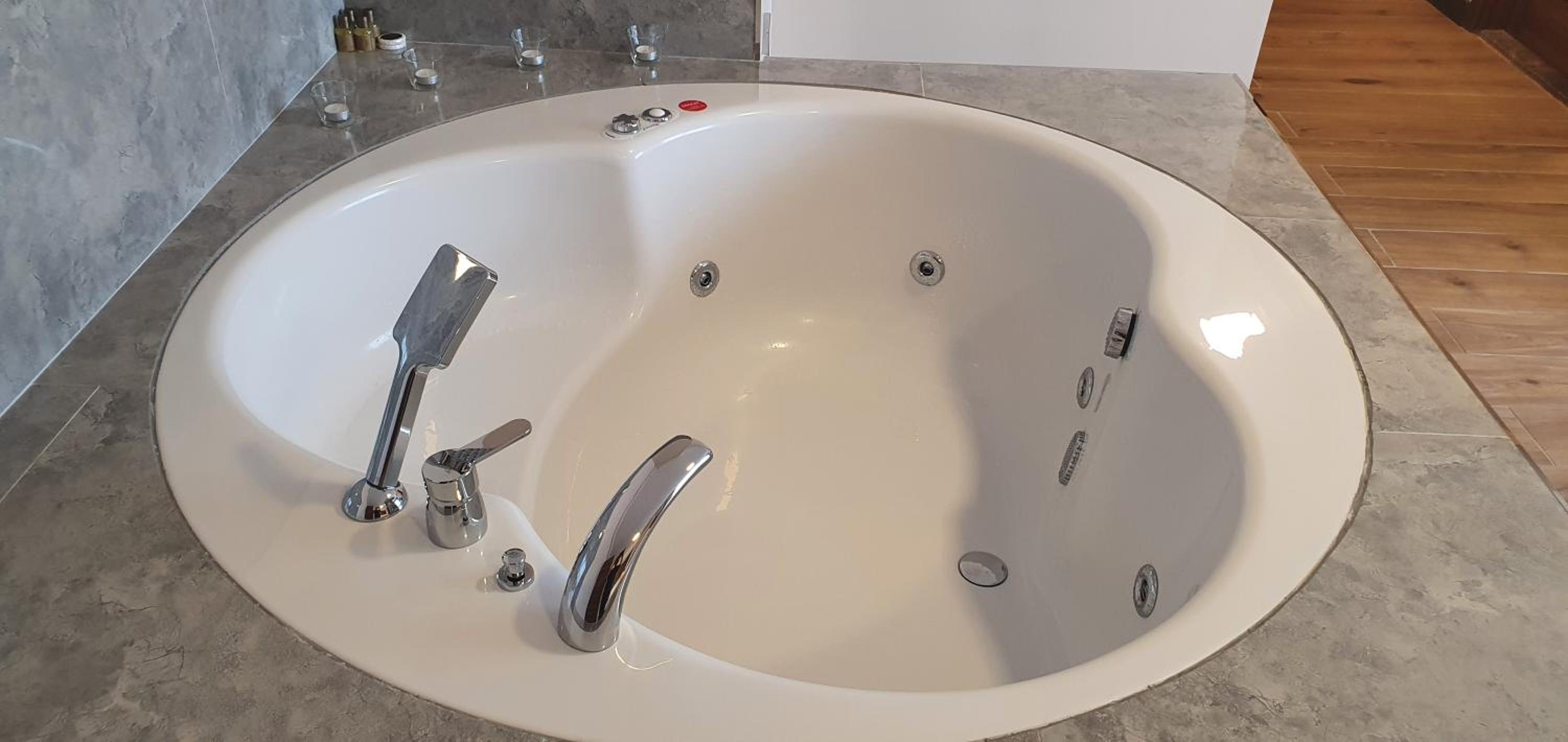 Double Room with Spa Bath - Photo 5