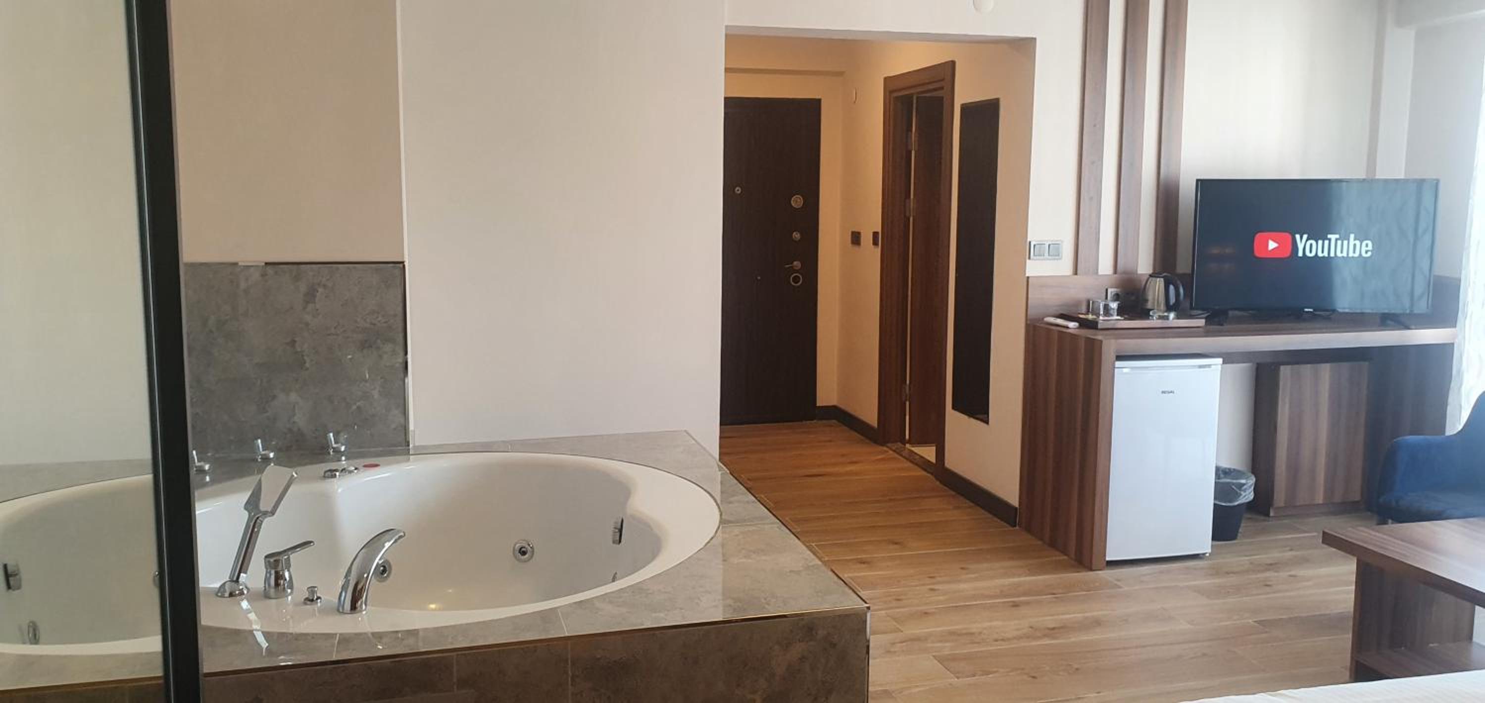 Double Room with Spa Bath - Photo 4