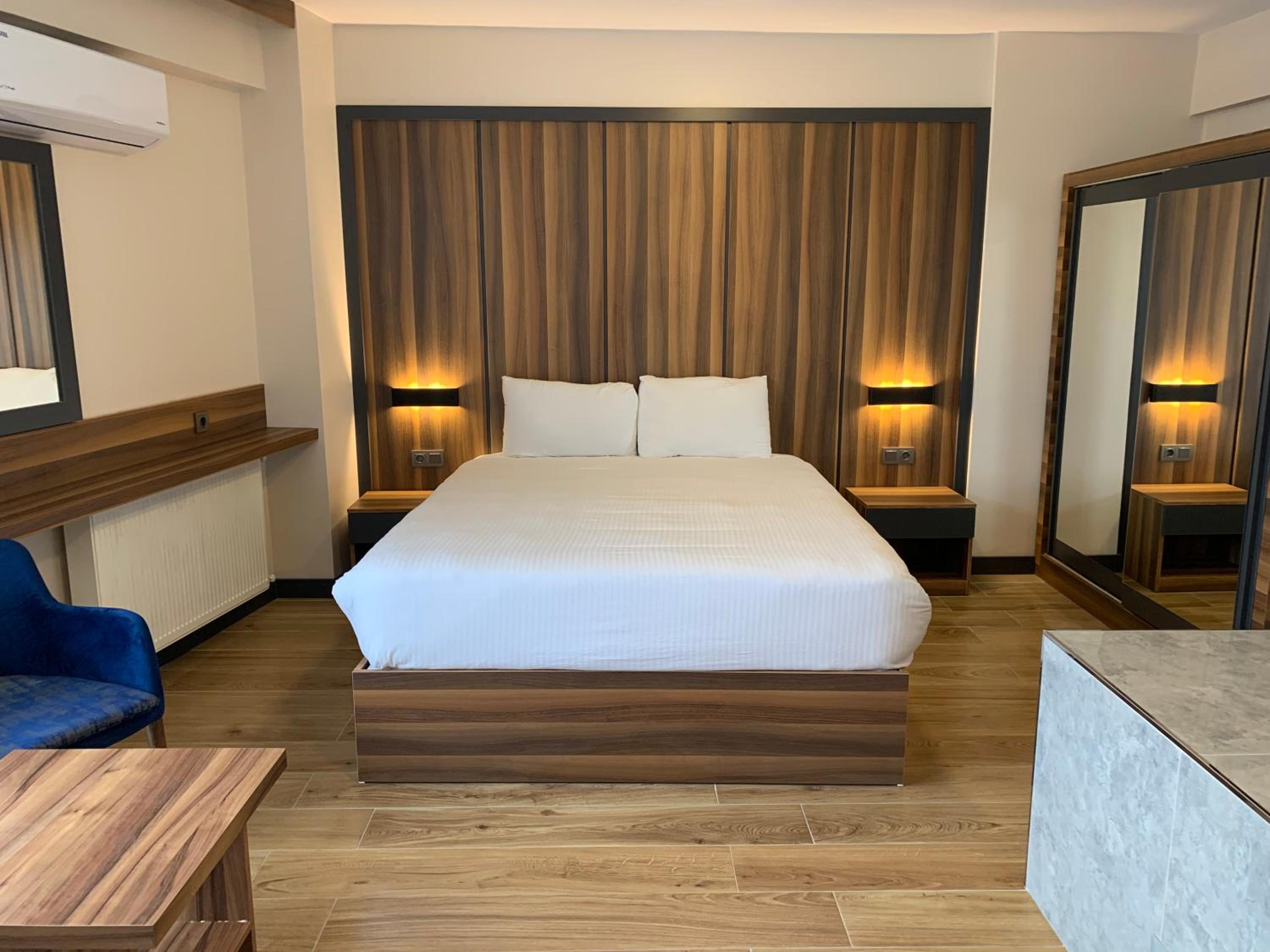 Double Room with Spa Bath - Photo 3