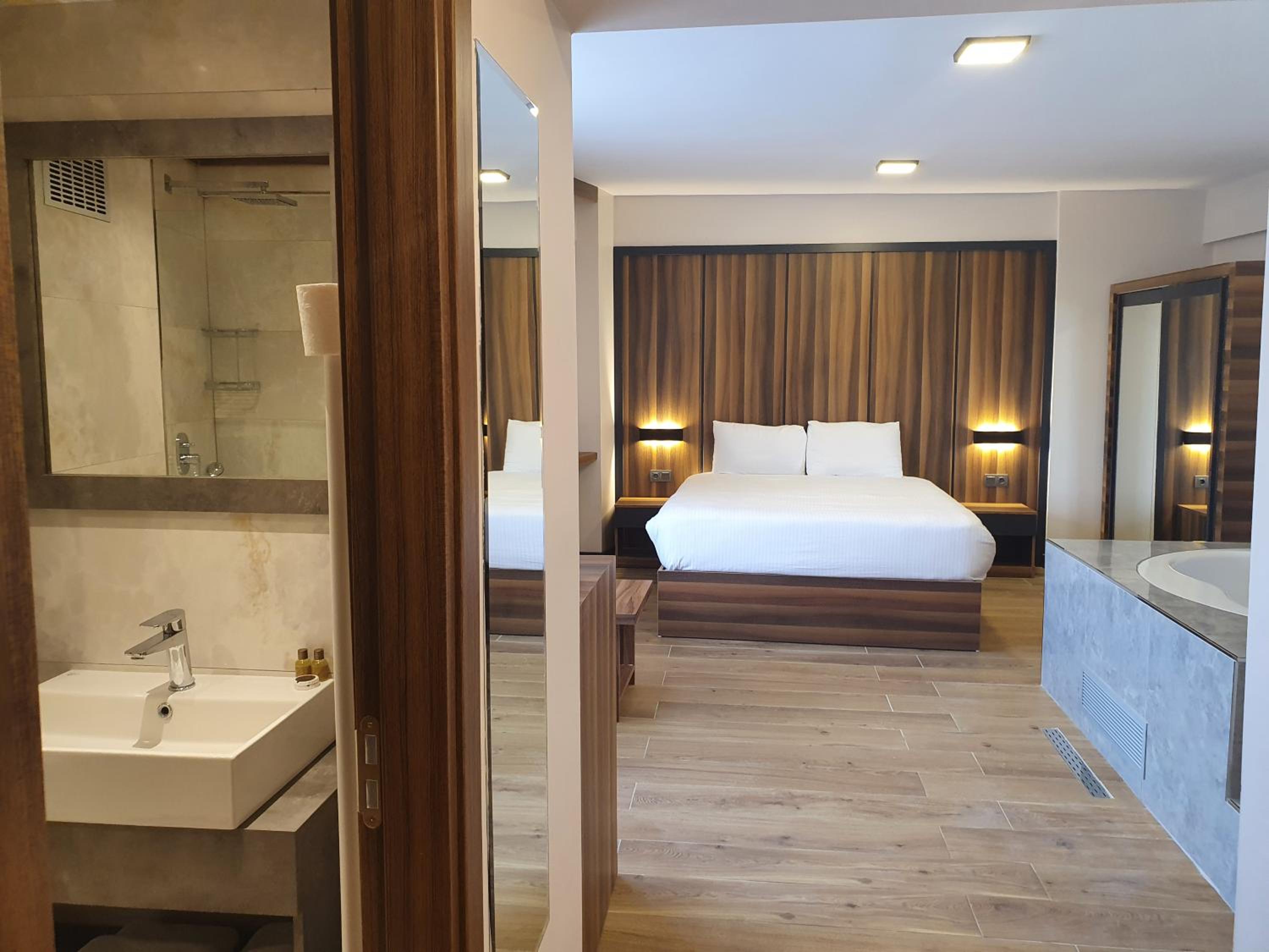 Double Room with Spa Bath - Photo 2