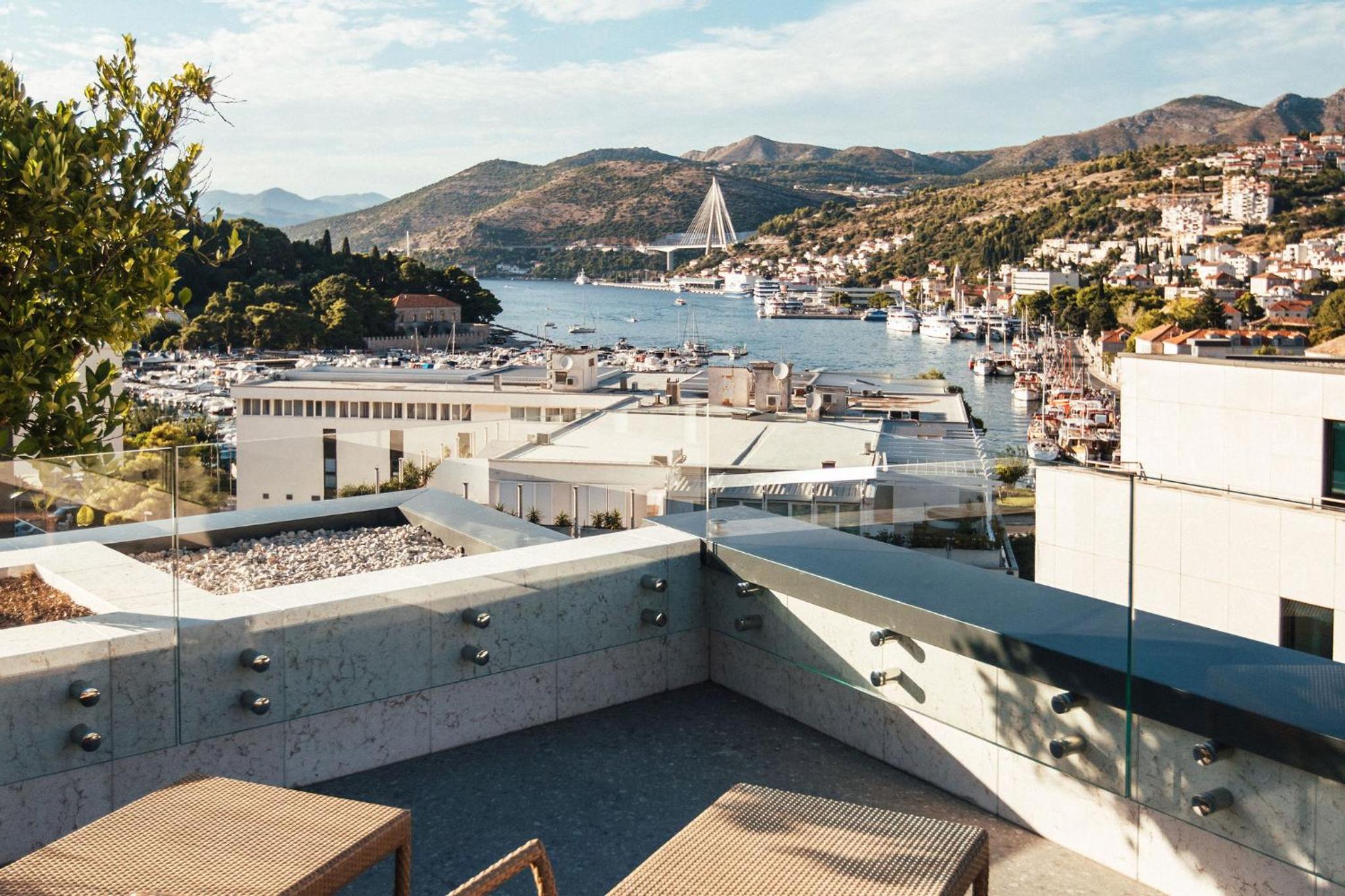 Deluxe Double or Twin Room with Terrace and Sea View thumbnail 5