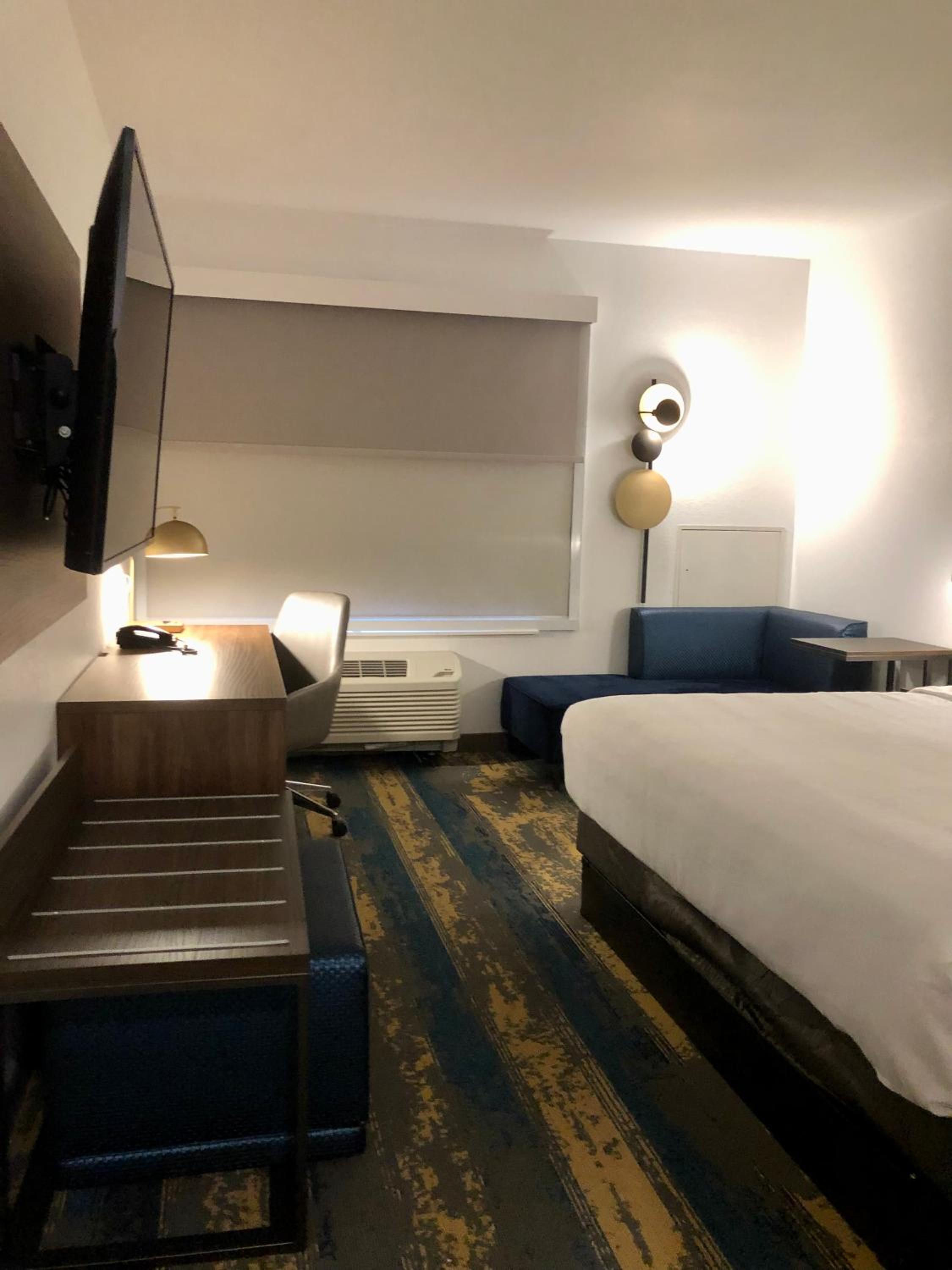 1 King Bed, Deluxe Mobility Accessible Suite, Bathtub w/ Grab Bars, Non-Smoking - Photo 6