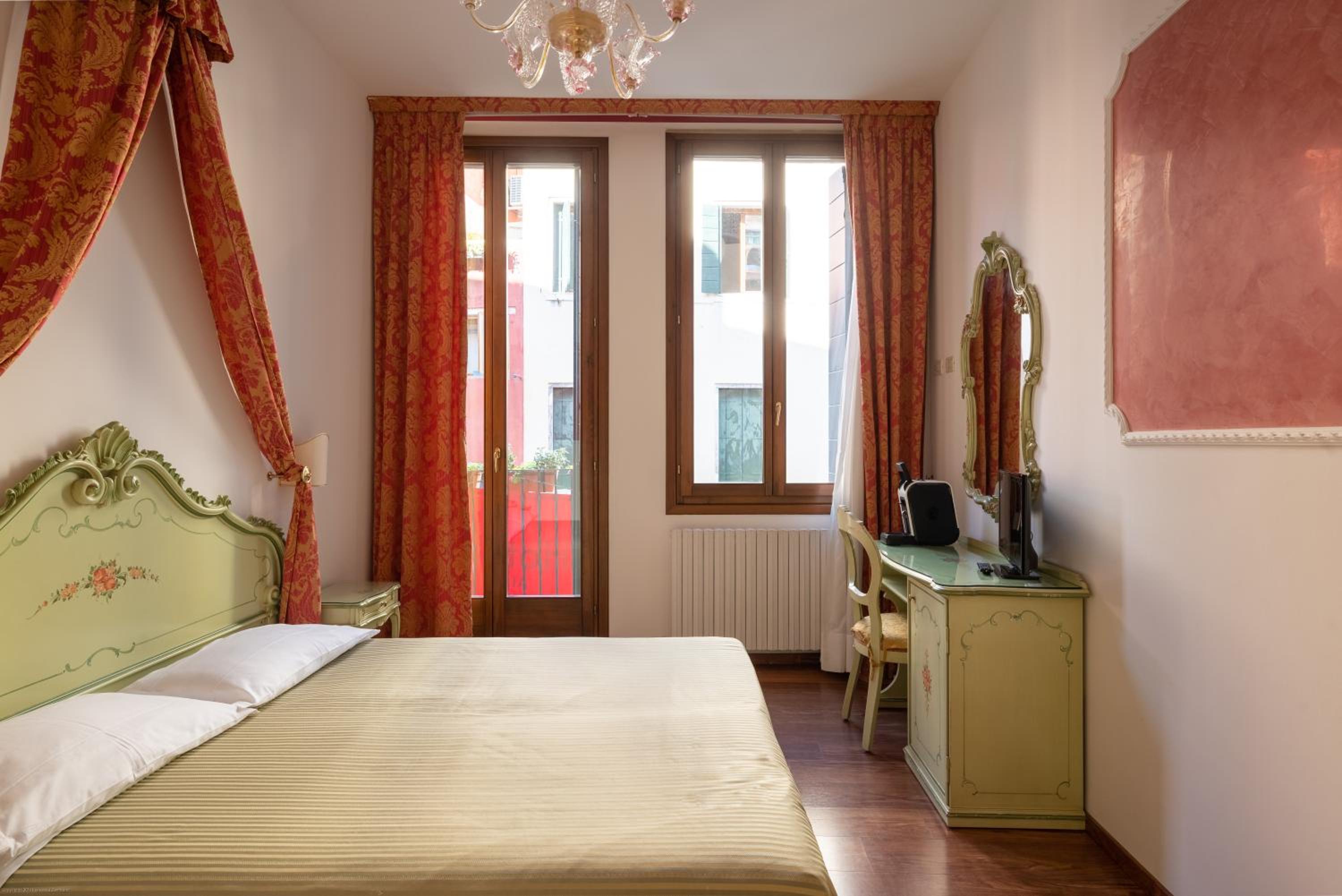 Double Room with Canal View photo 2