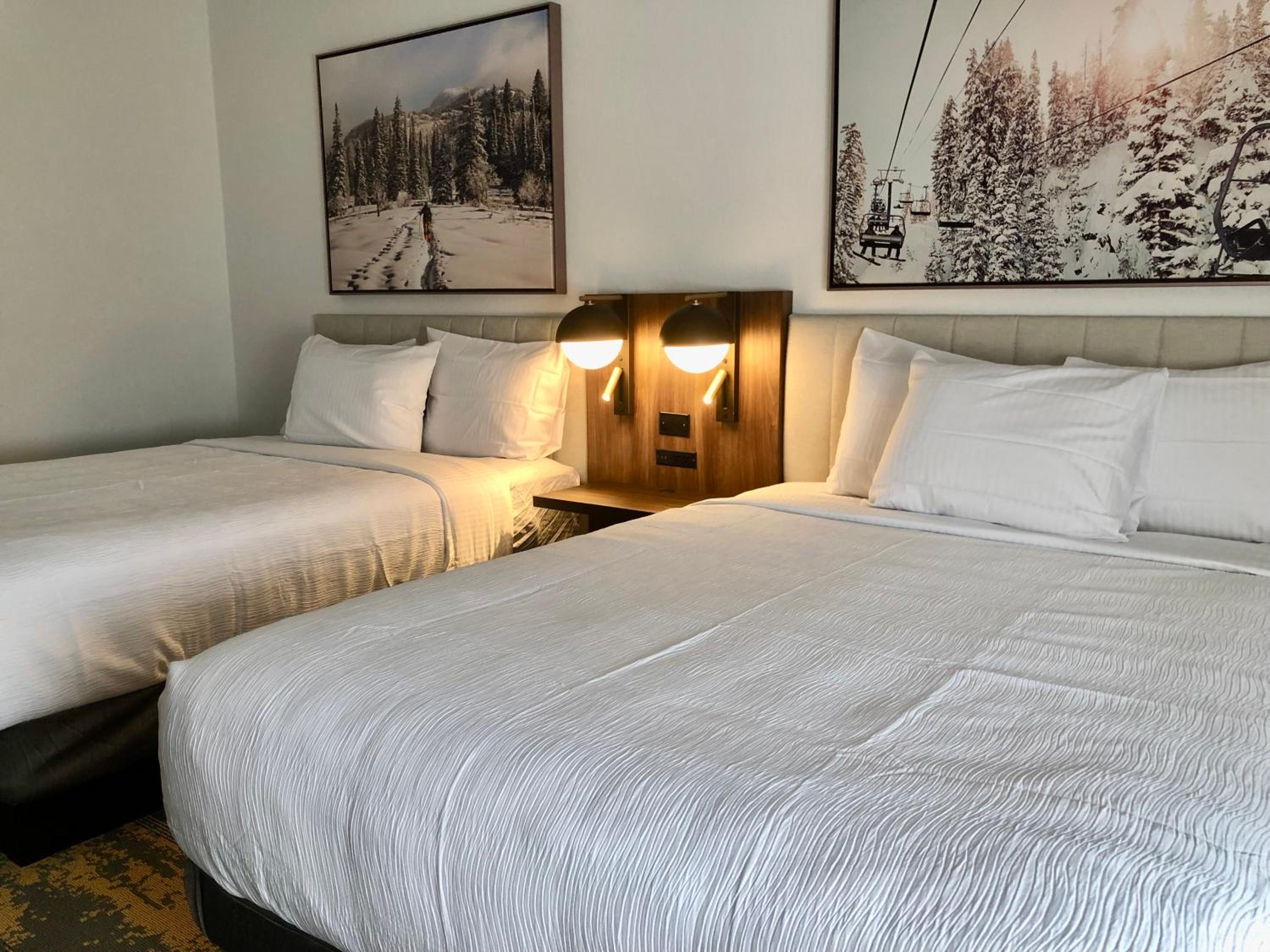 Queen Room with Two Queen Beds - Non-Smoking - Photo 3
