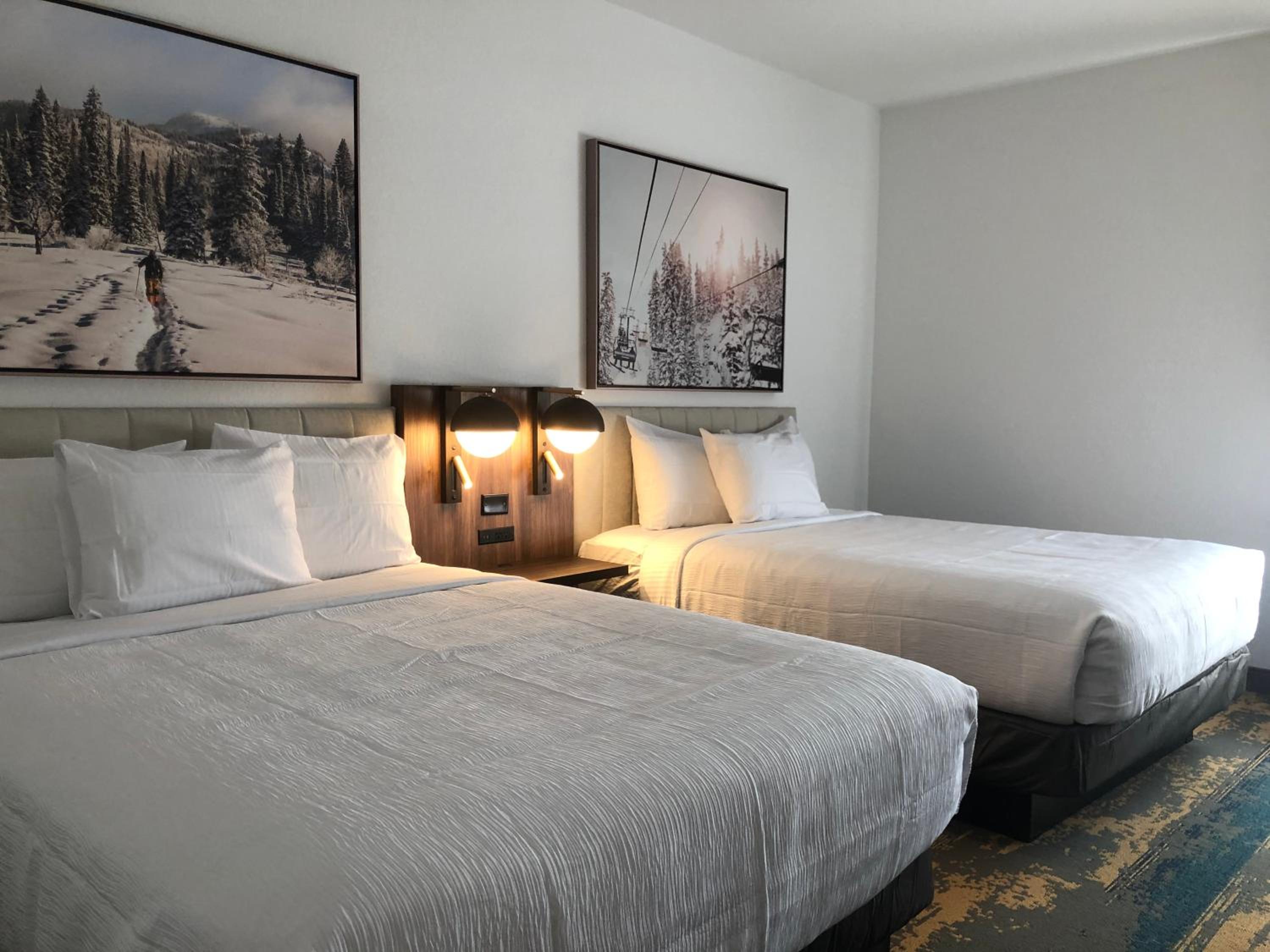 Queen Room with Two Queen Beds - Non-Smoking - Photo 2