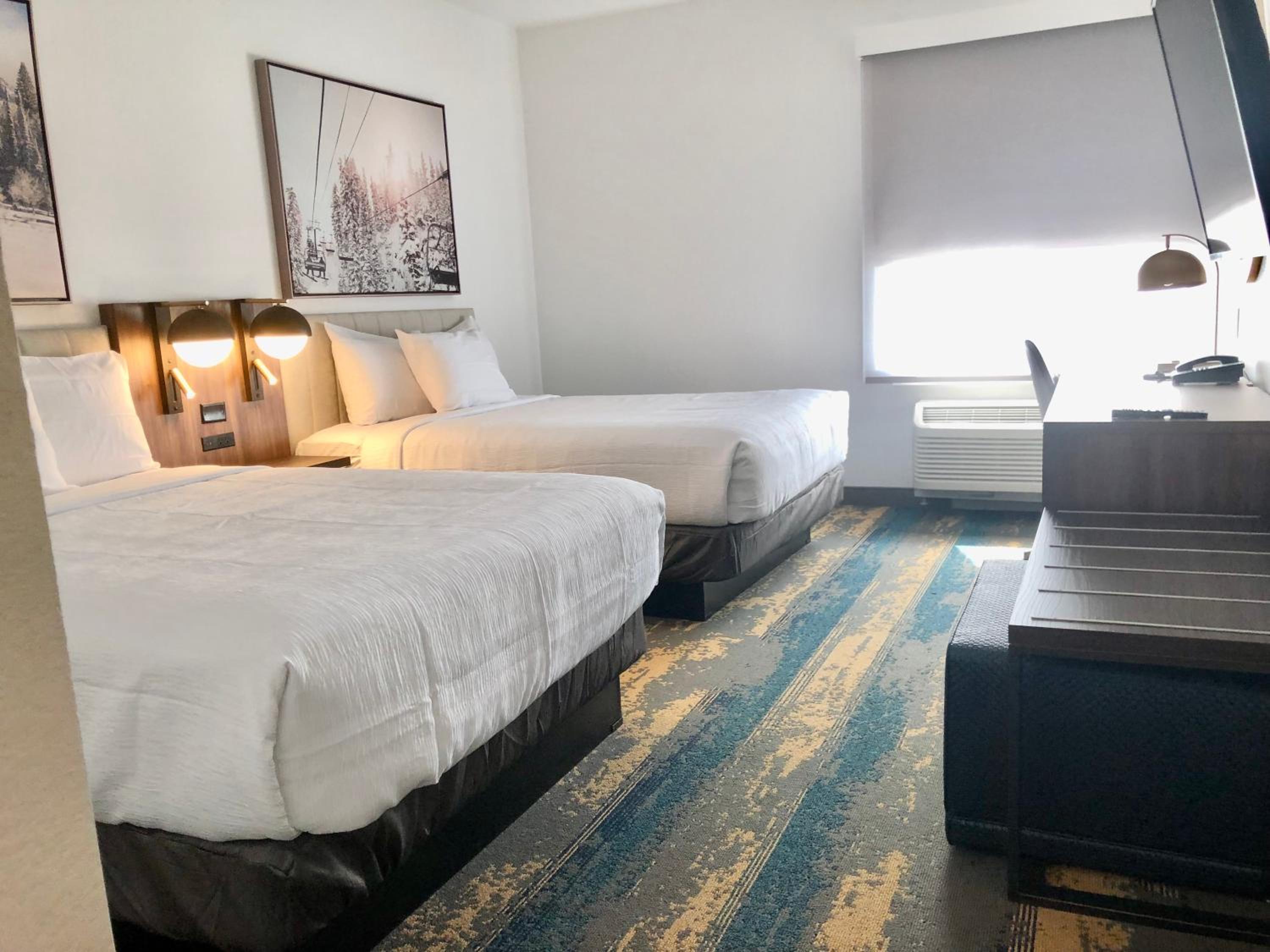 Queen Room with Two Queen Beds - Non-Smoking - Photo 12