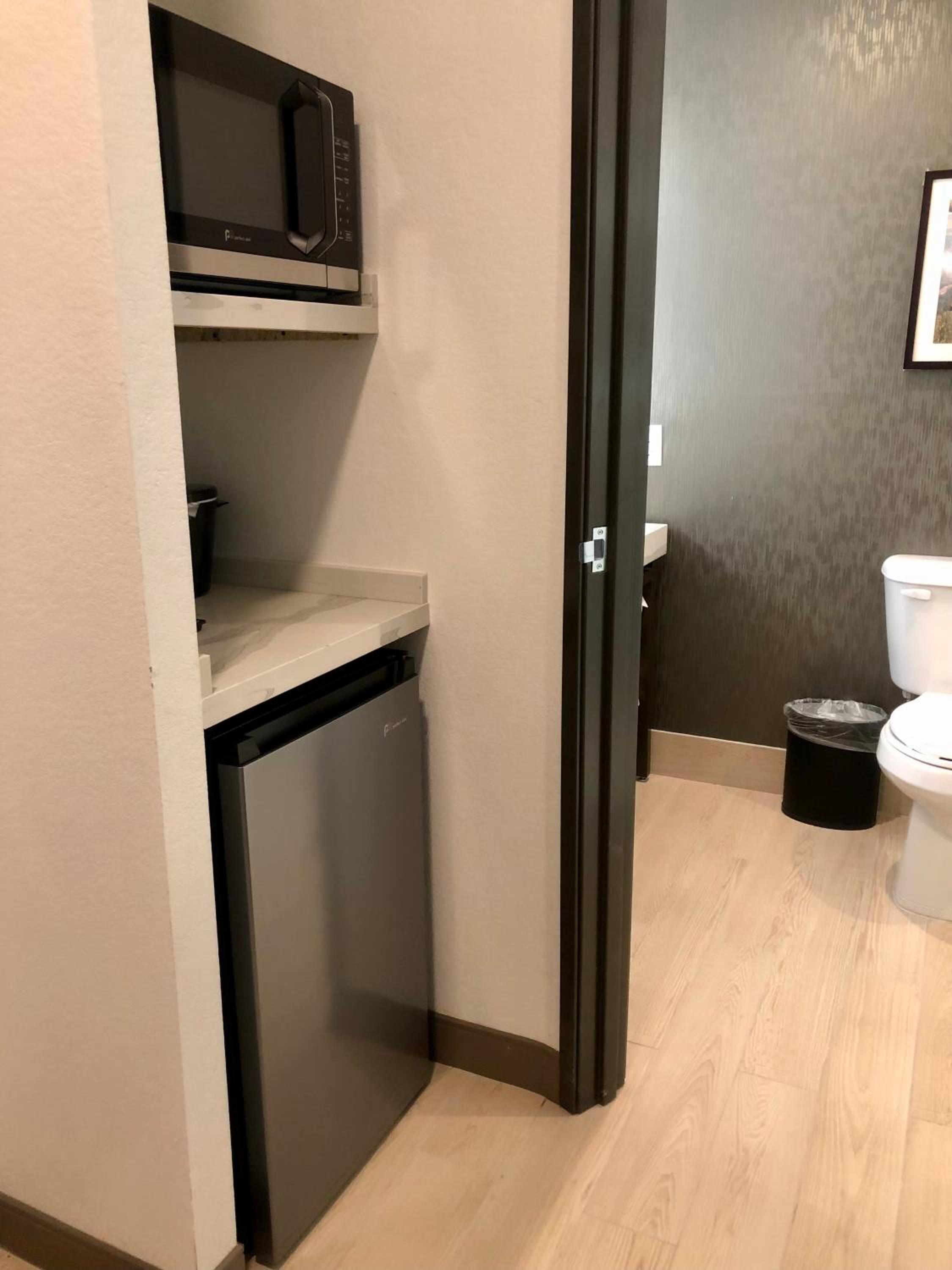 1 King Bed, Deluxe Mobility Accessible Suite, Bathtub w/ Grab Bars, Non-Smoking - Photo 7