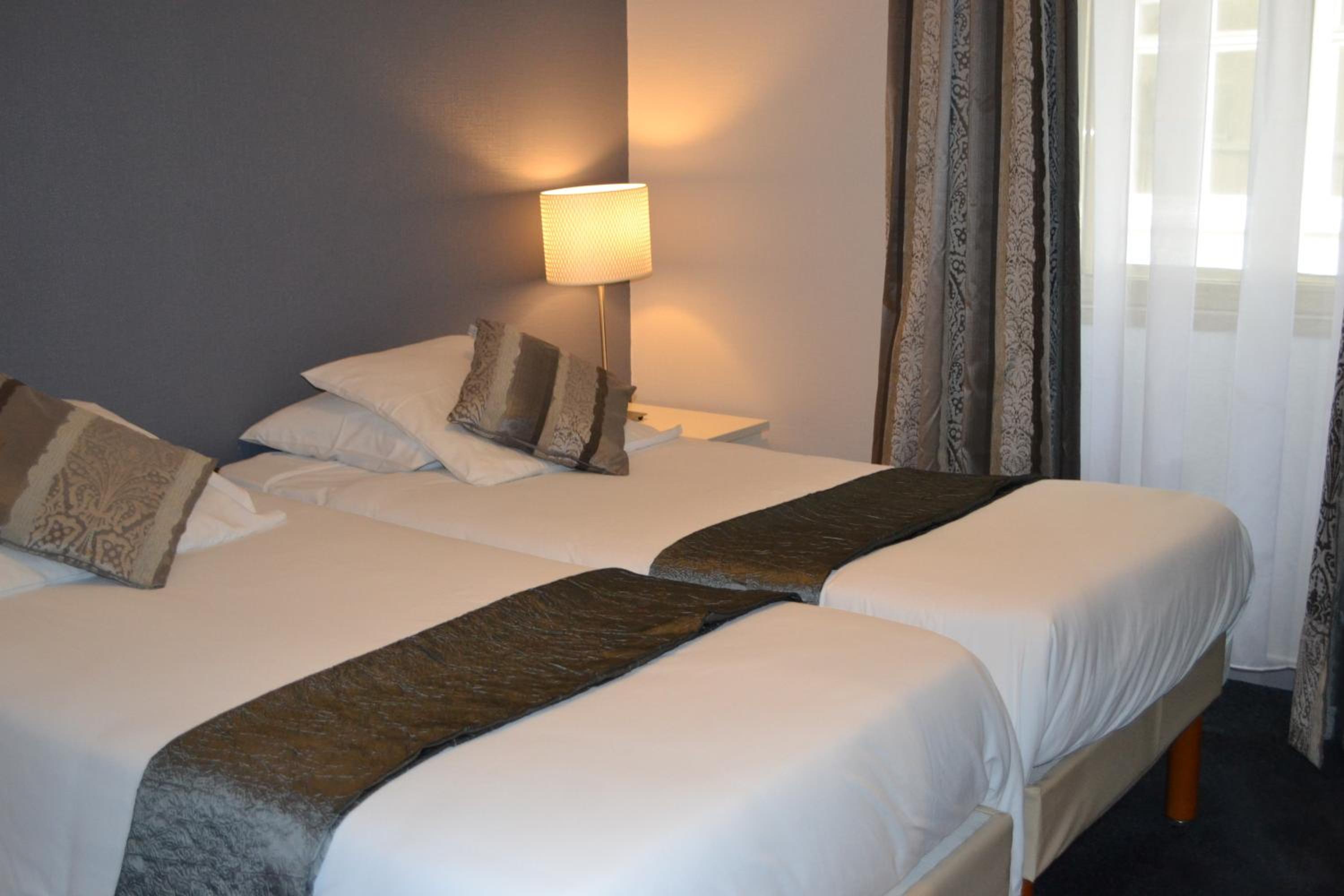 Twin Room - Photo 11