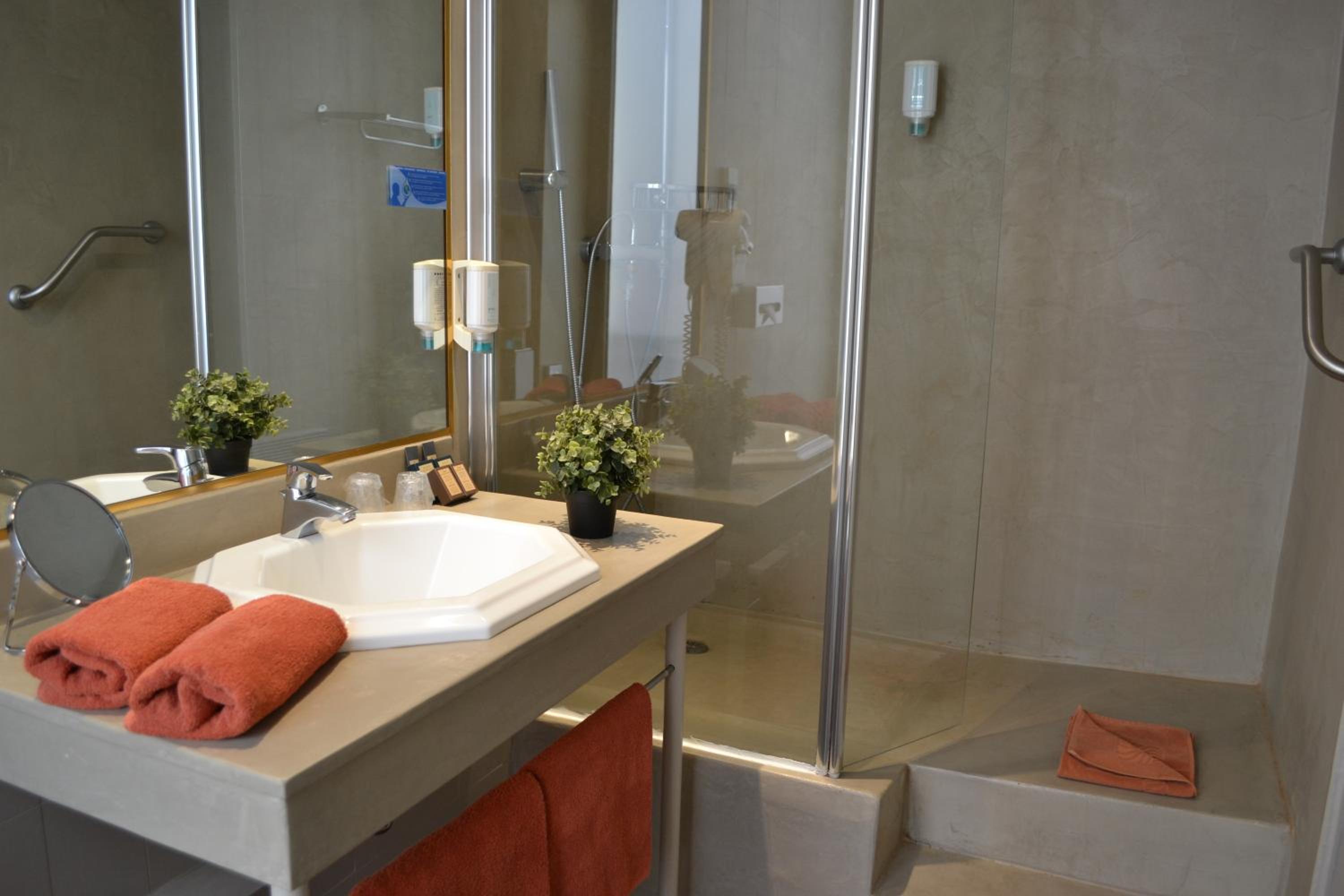 Twin Room - Photo 8