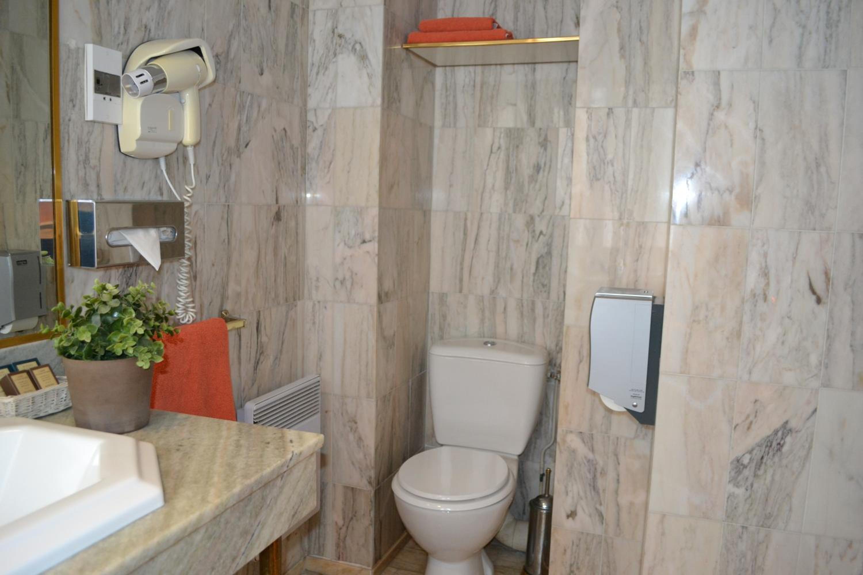 Double Room - Photo 8