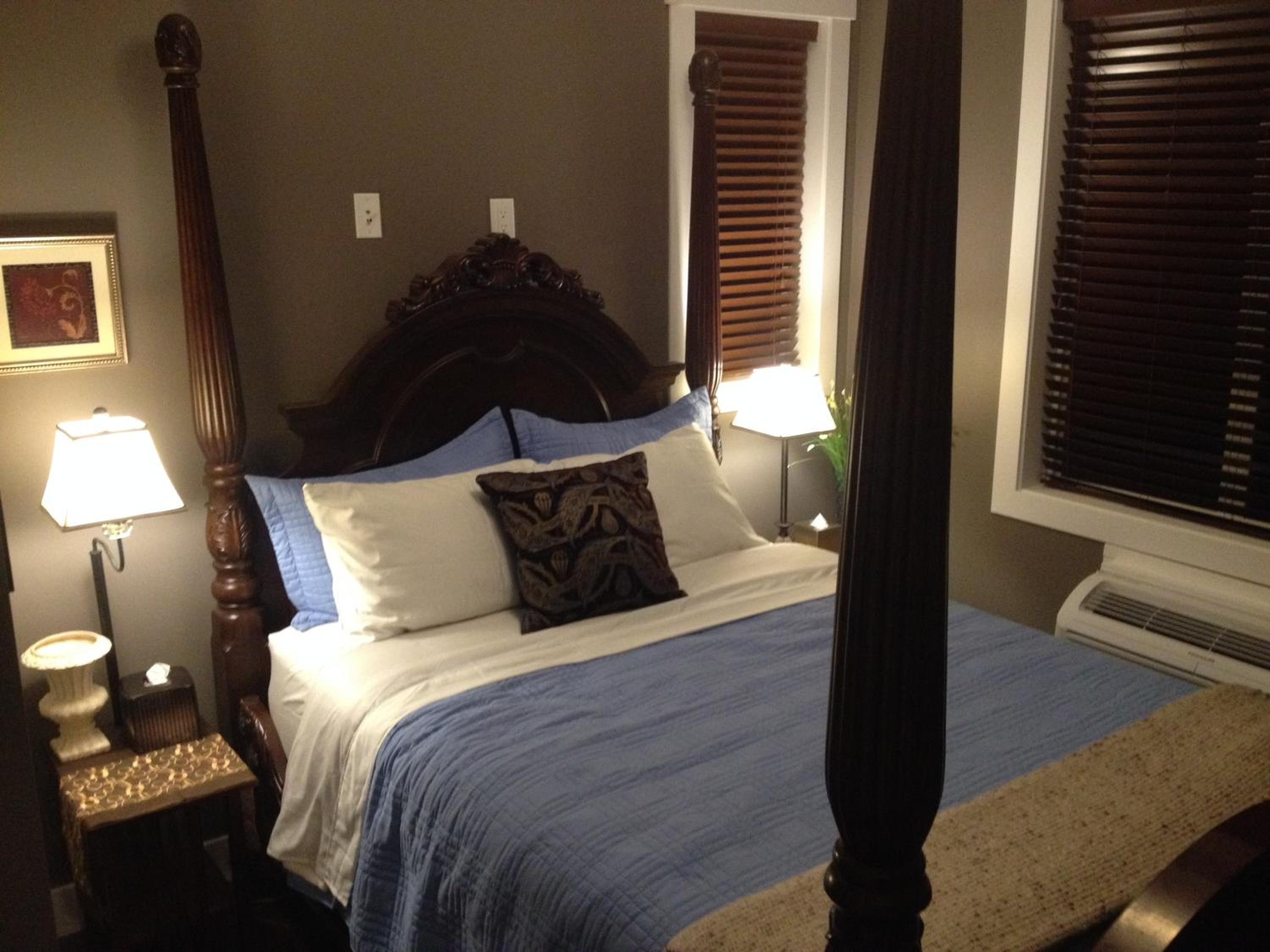Queen Suite with Balcony and Vineyard View
