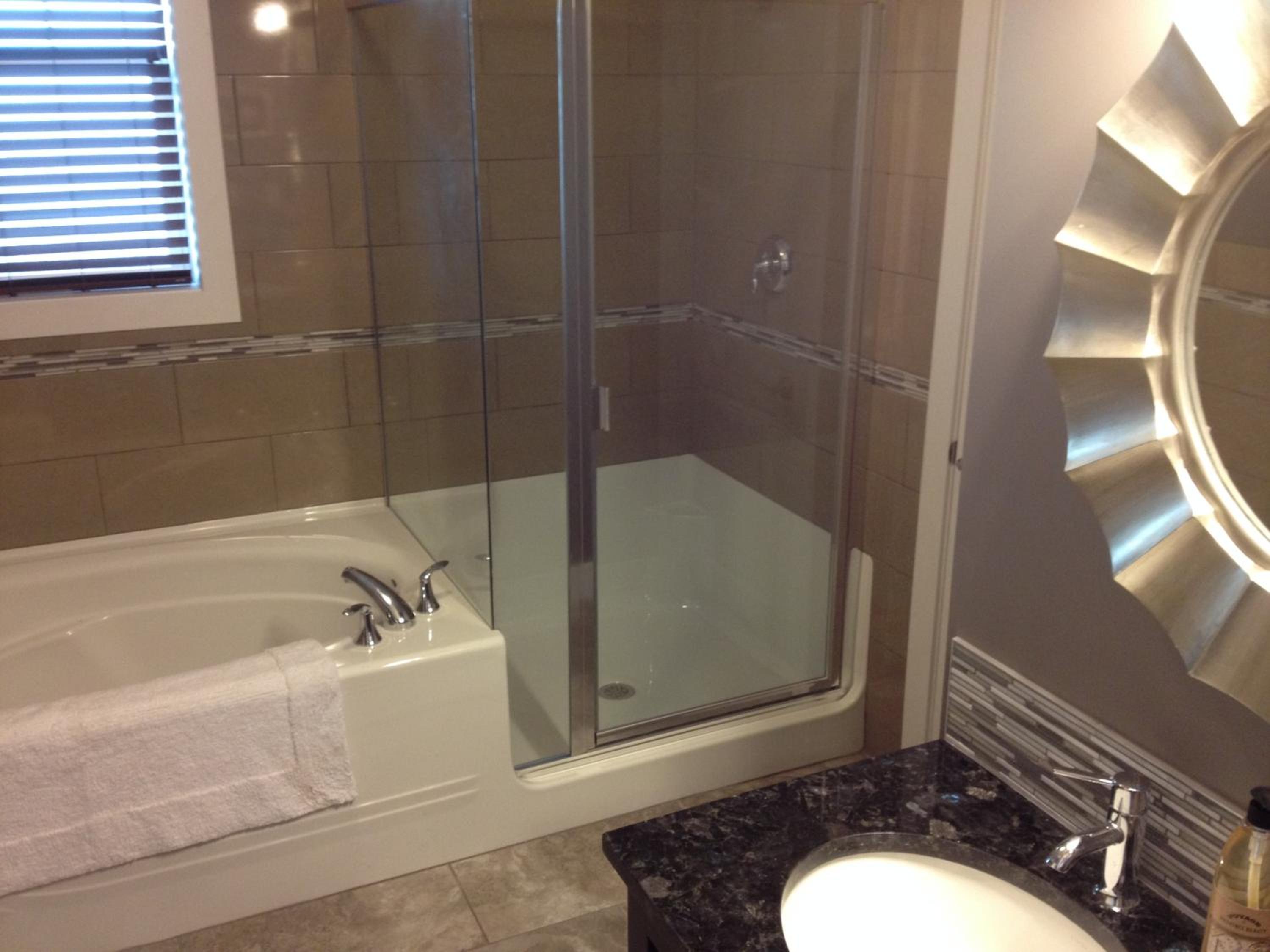 Deluxe Queen Suite with Balcony photo 2