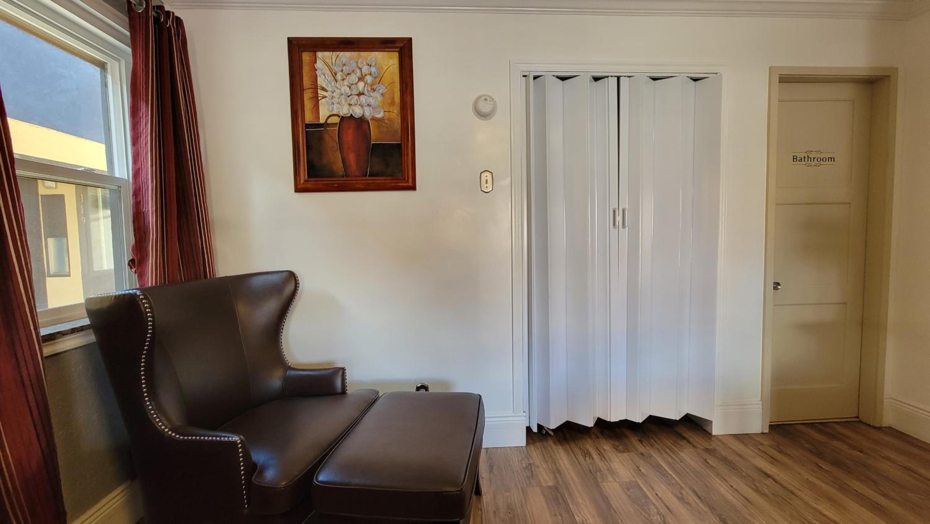 Deluxe King Room - Non-Pet Friendly photo 3