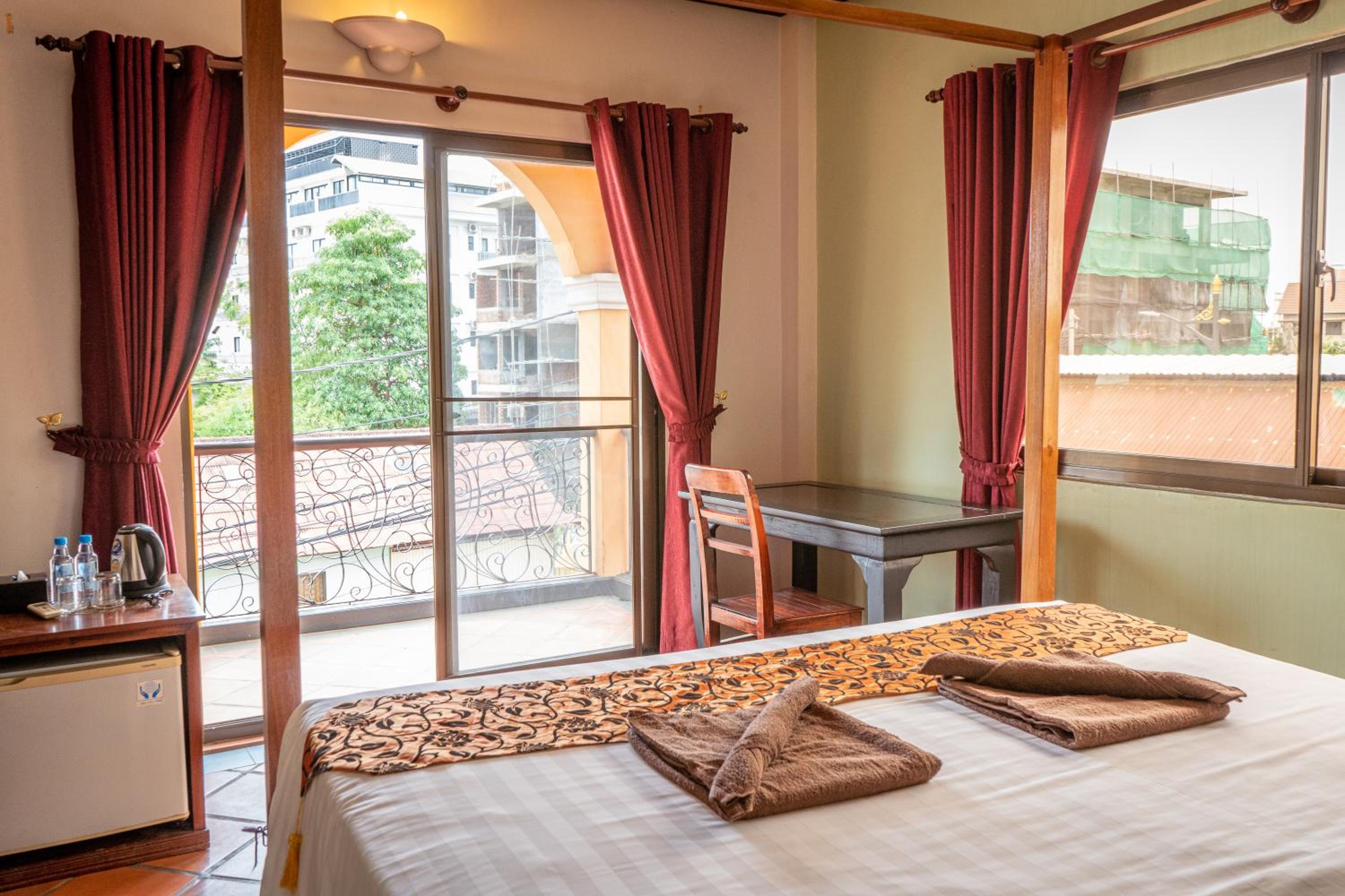 Double Room with Balcony - Photo 2