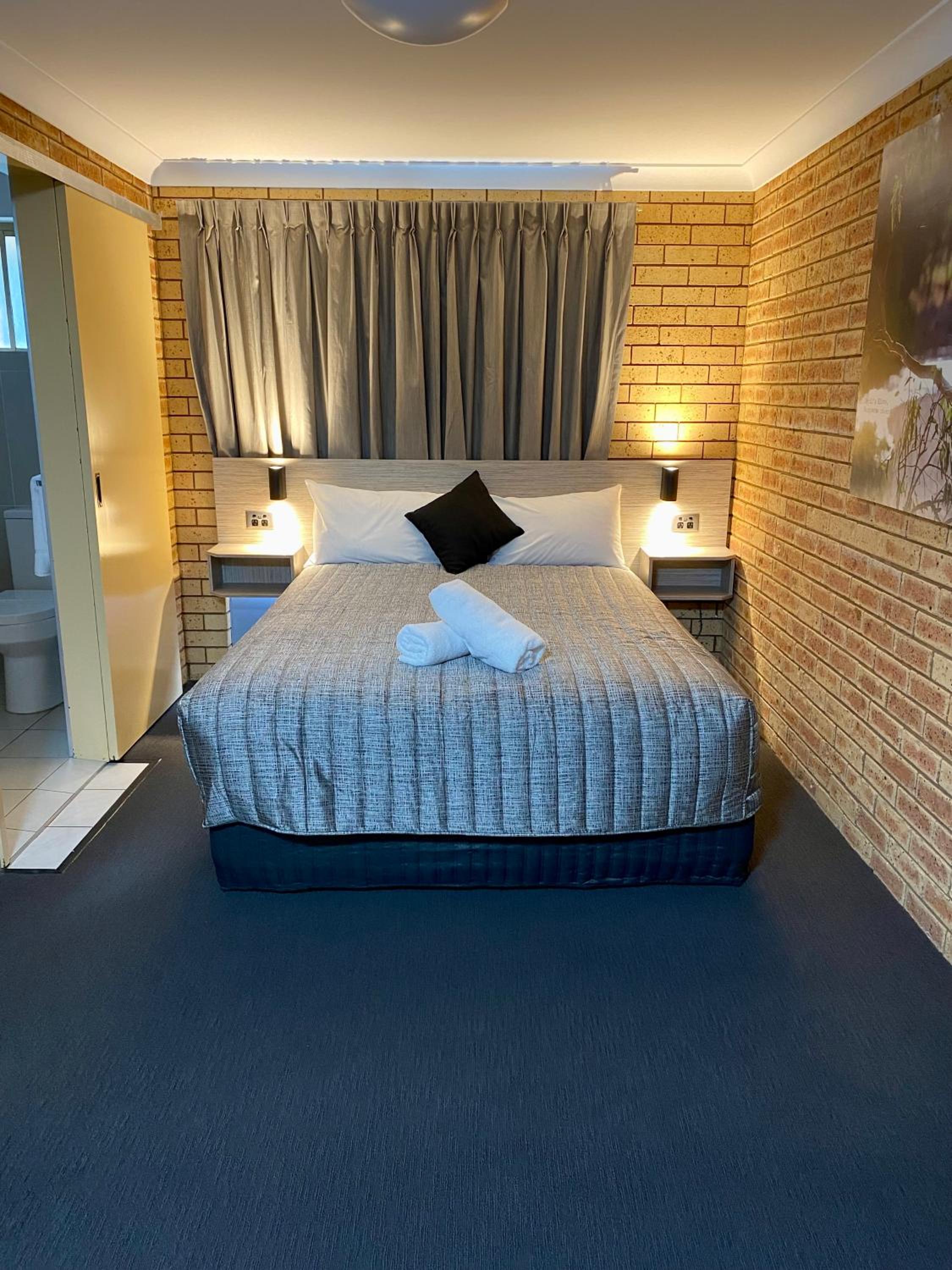 Queen Room (Non Pet-Friendly) - Upstairs only photo 1