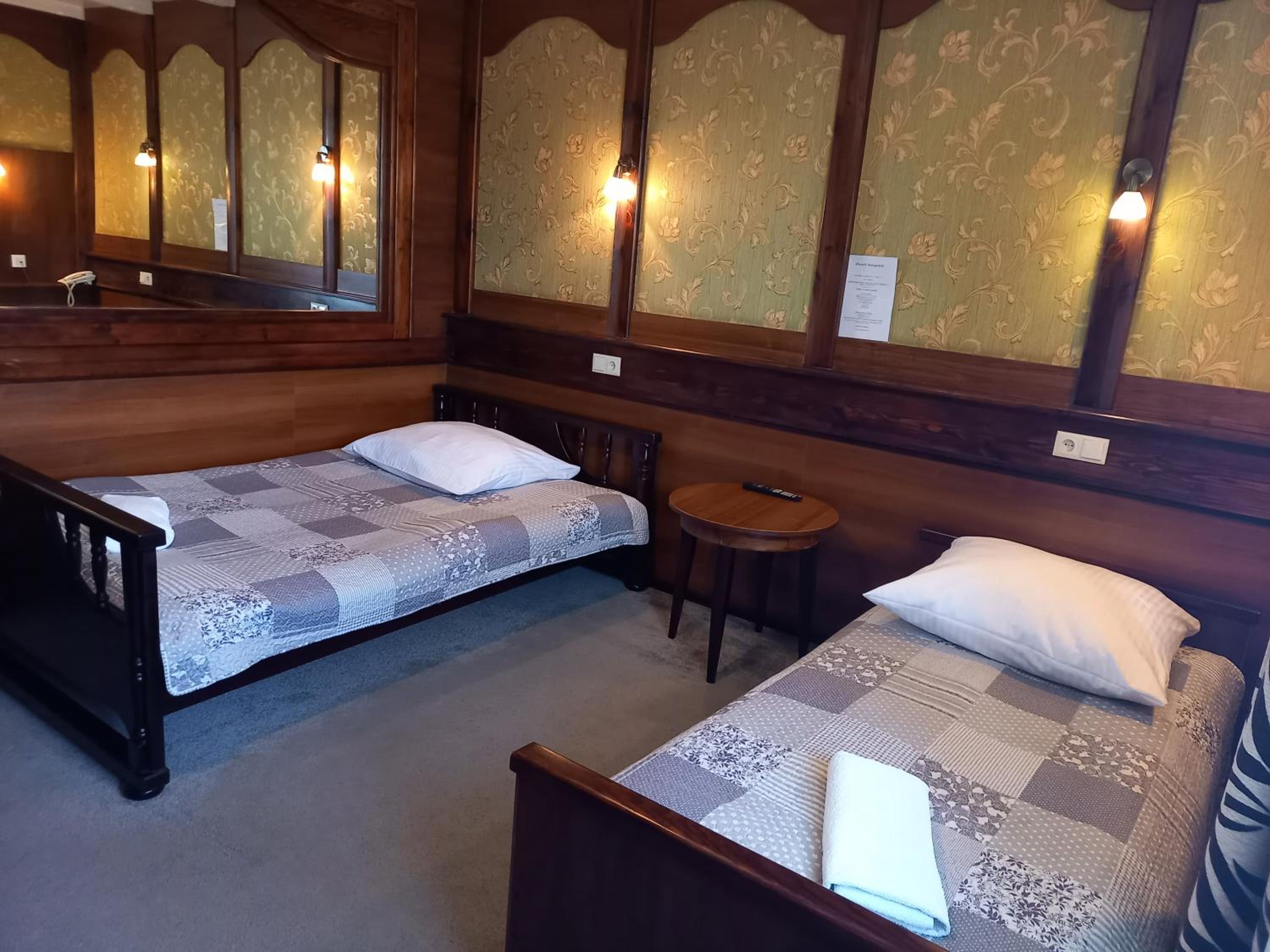 Large Twin Room - Photo 2