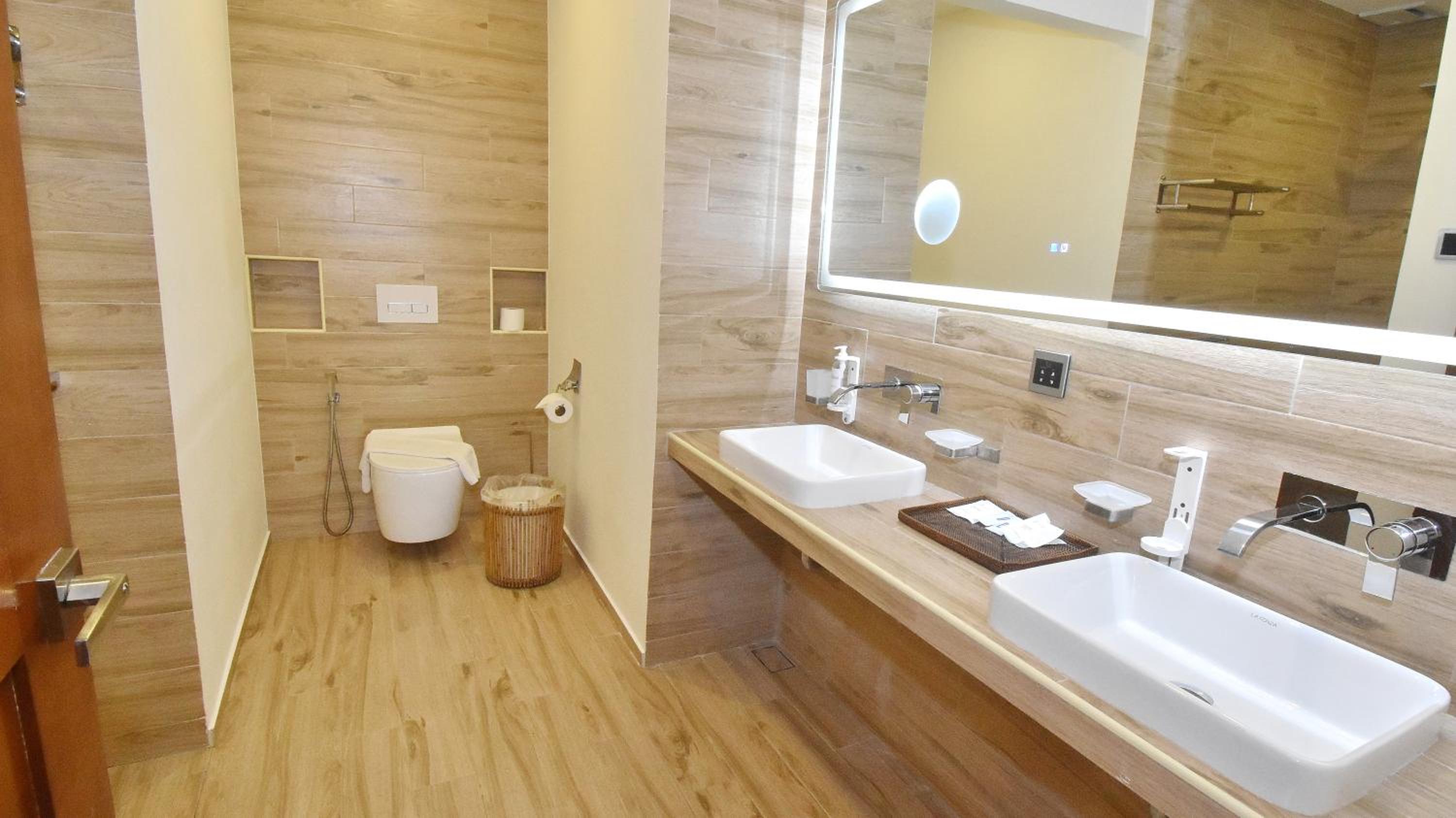 Honeymoon Suite - Photo 11