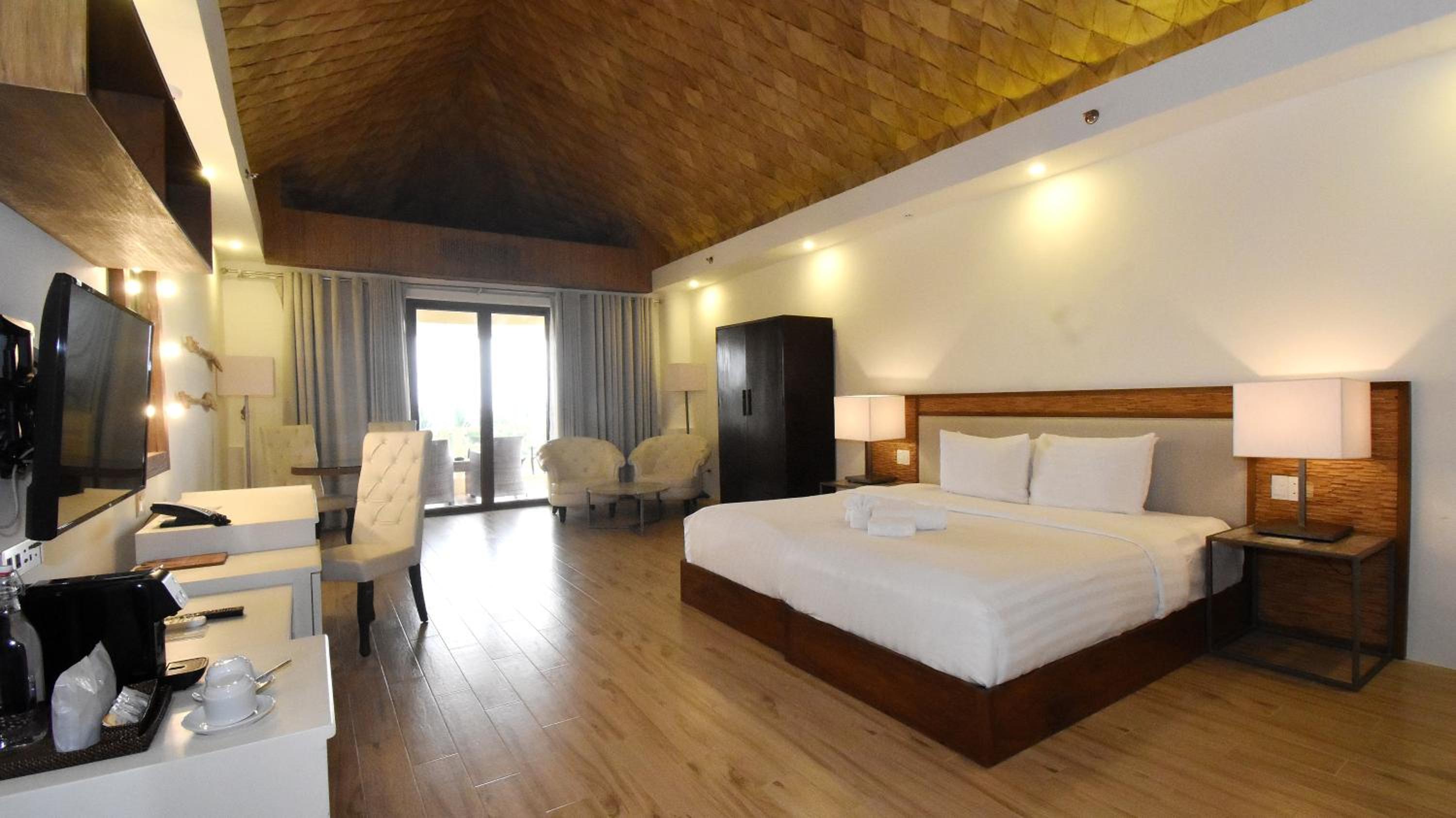 Honeymoon Suite - Photo 4