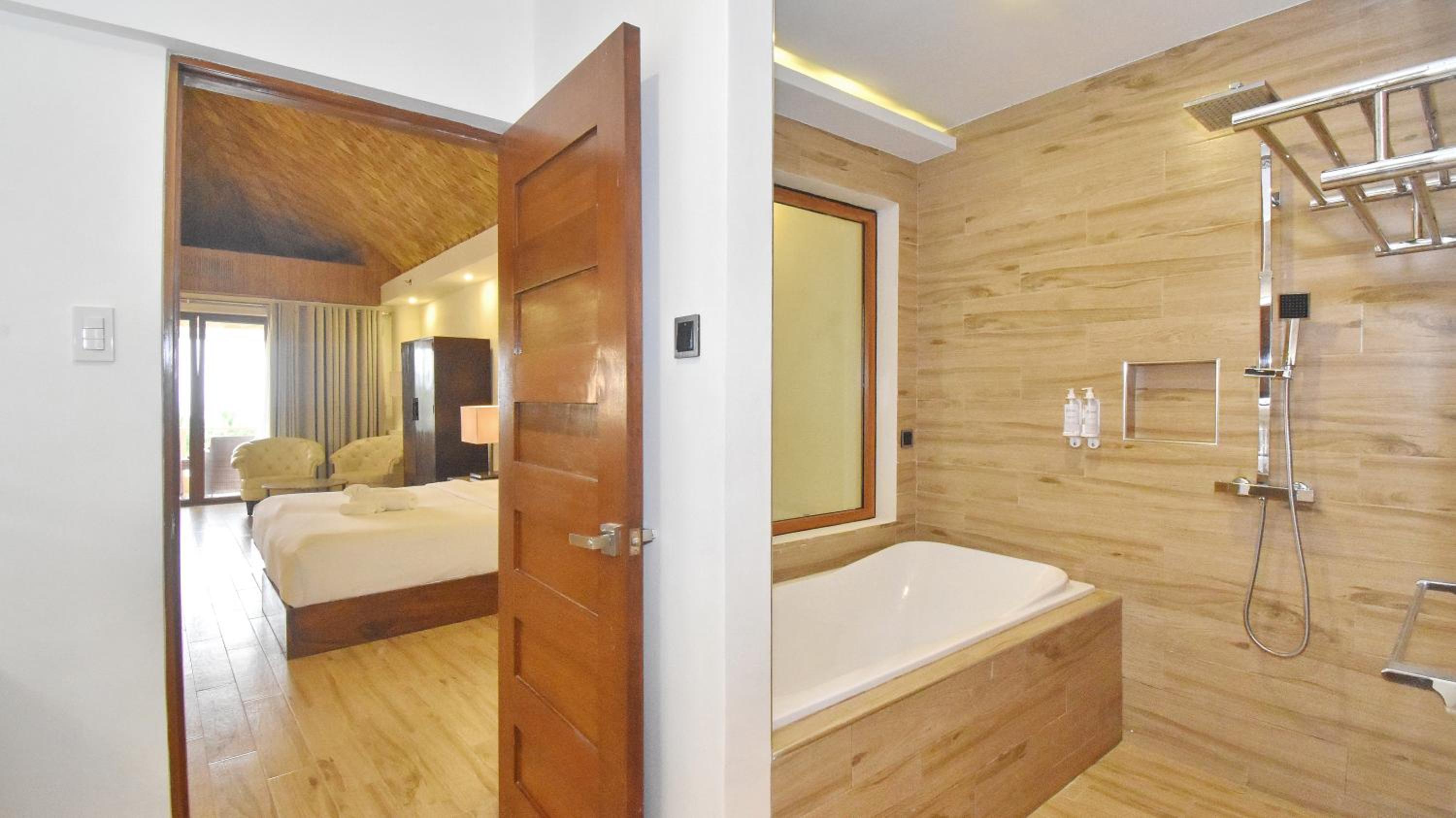 Honeymoon Suite - Photo 9