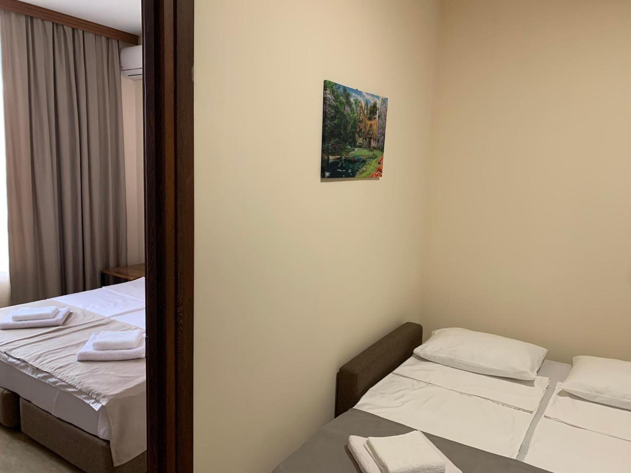 Economy Quadruple Room - Photo 4