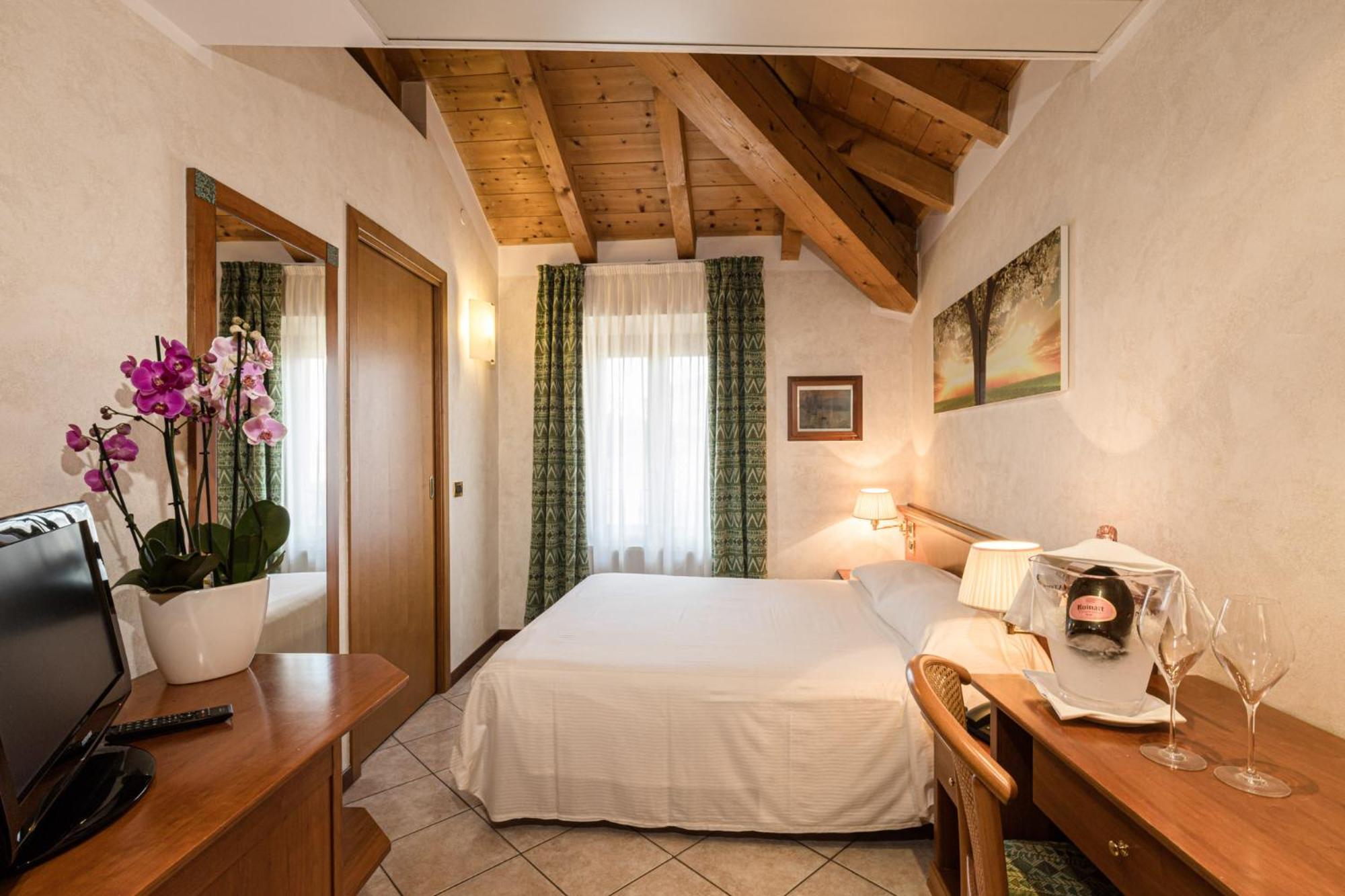 Double Room with Partial Lake View