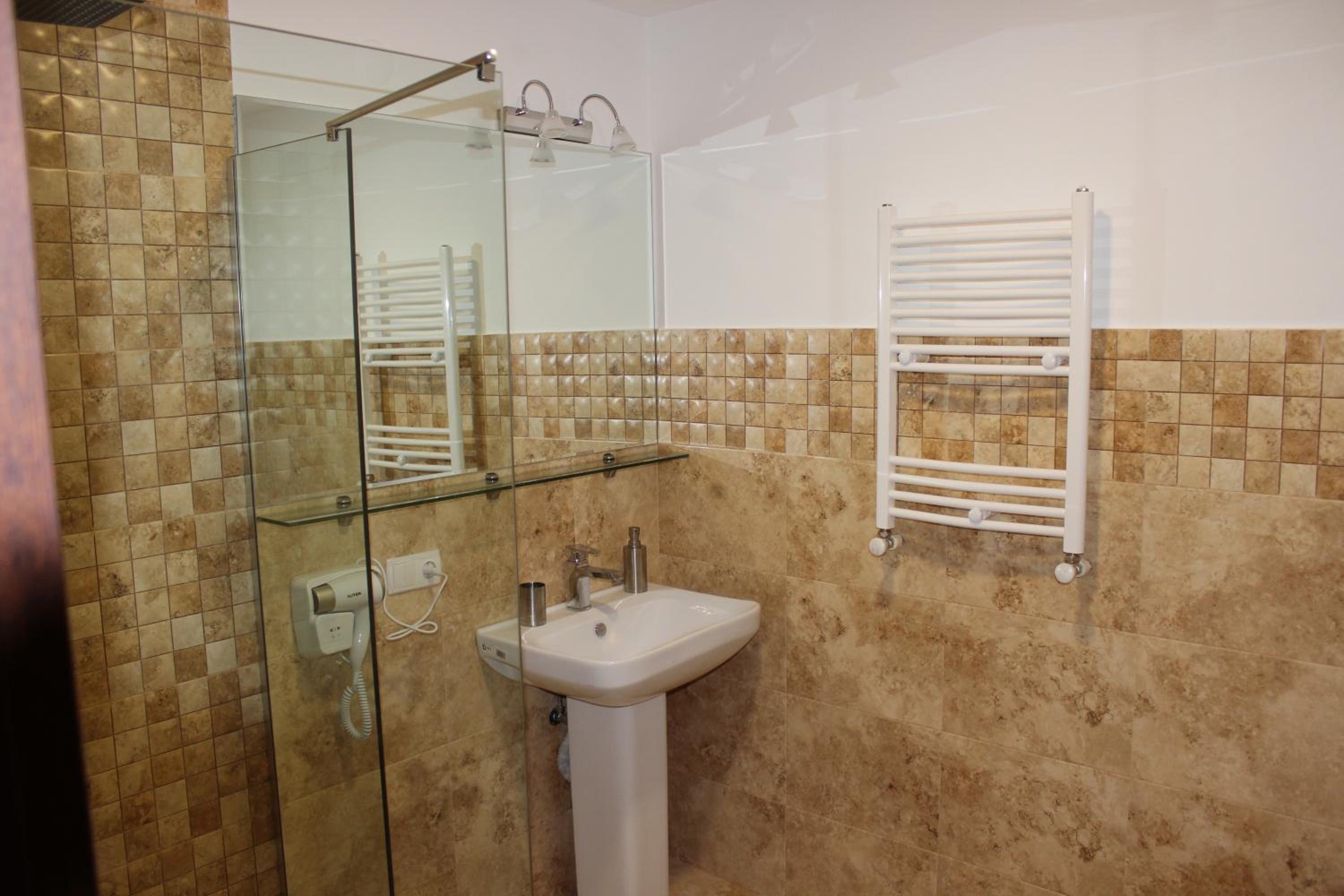 Deluxe Double or Twin Room - Photo 5