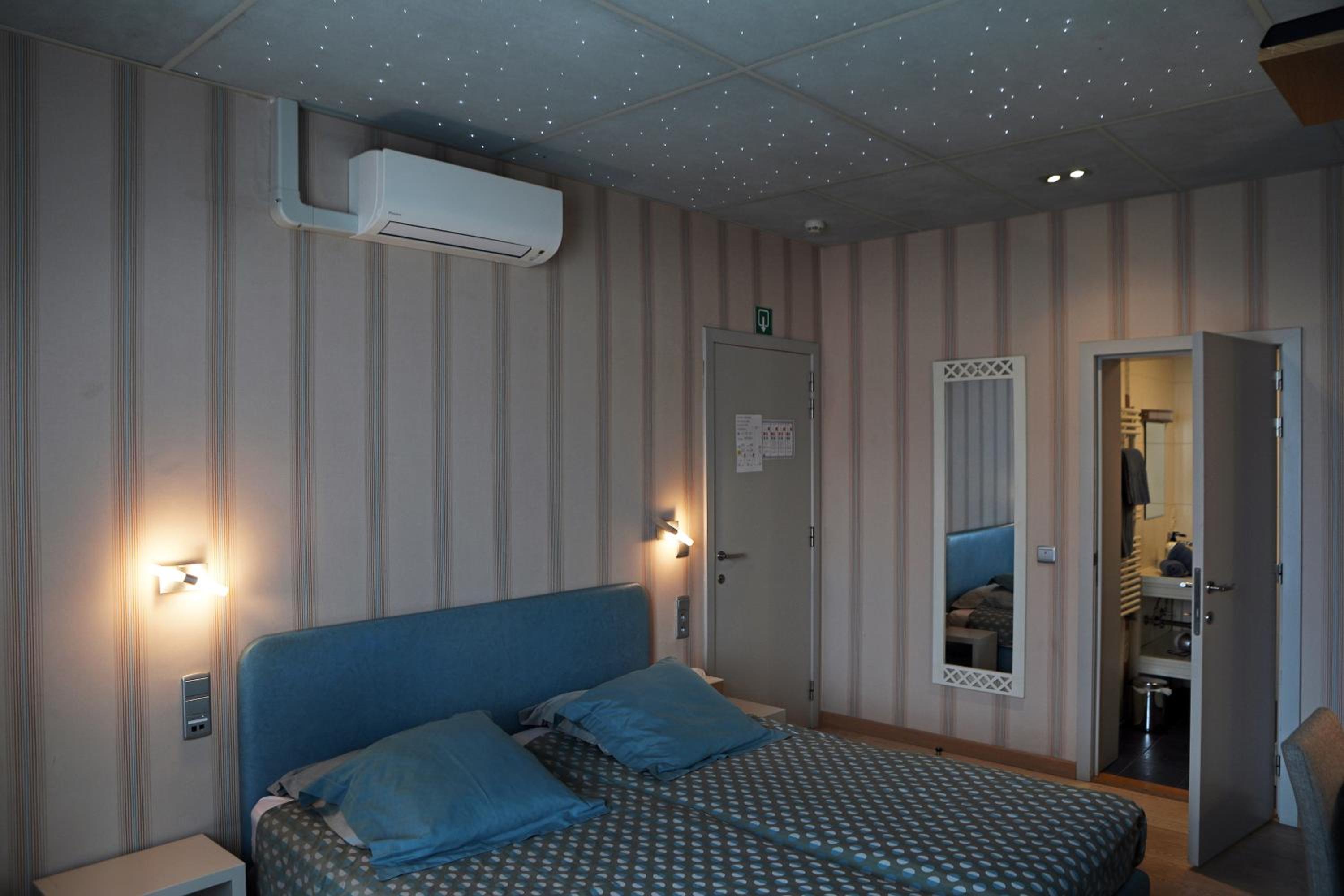 Double or Twin Room with Private Bathroom photo 2