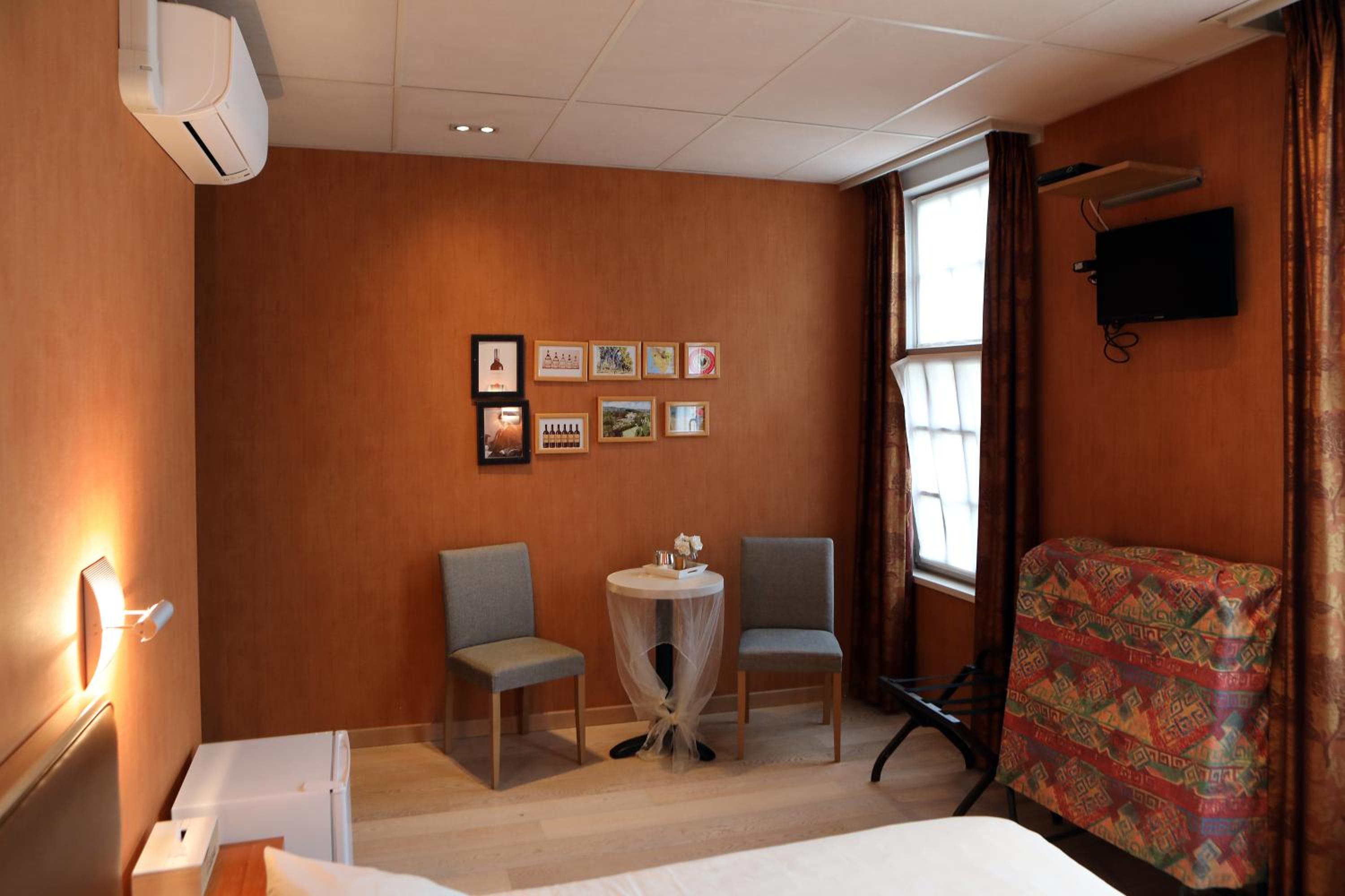 Twin Room with Private Bathroom photo 3