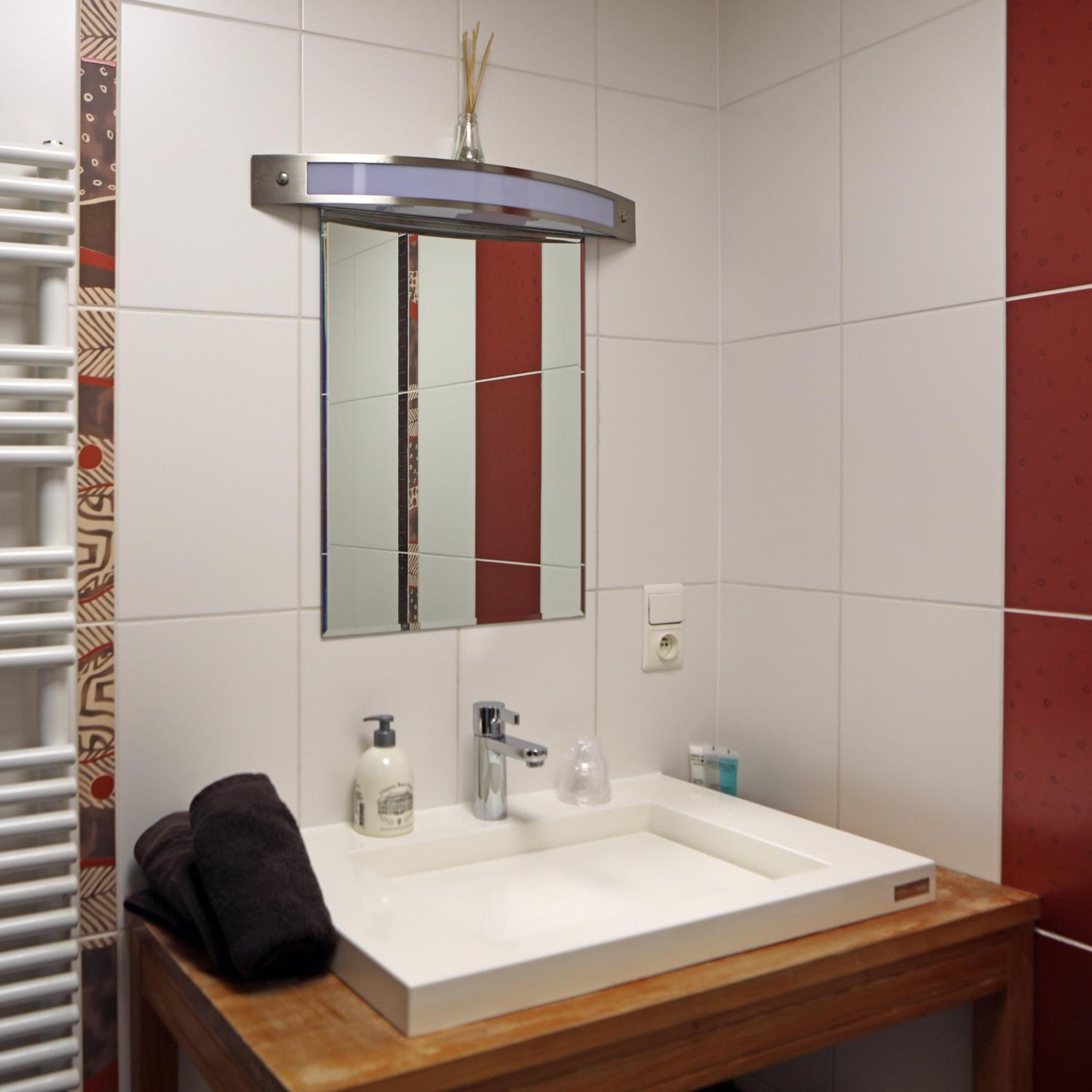 Twin Room with Private Bathroom photo 2