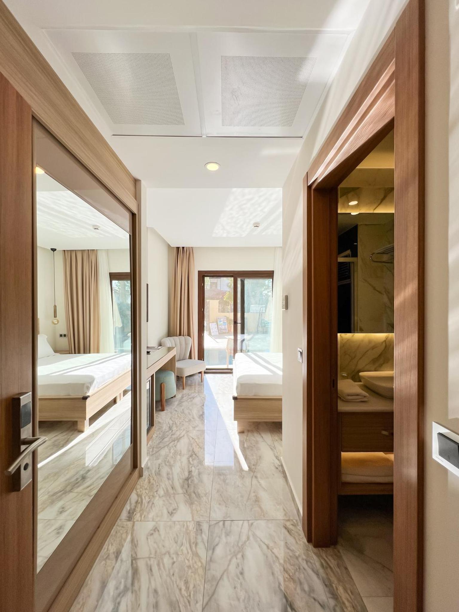 Deluxe Room - Photo 12