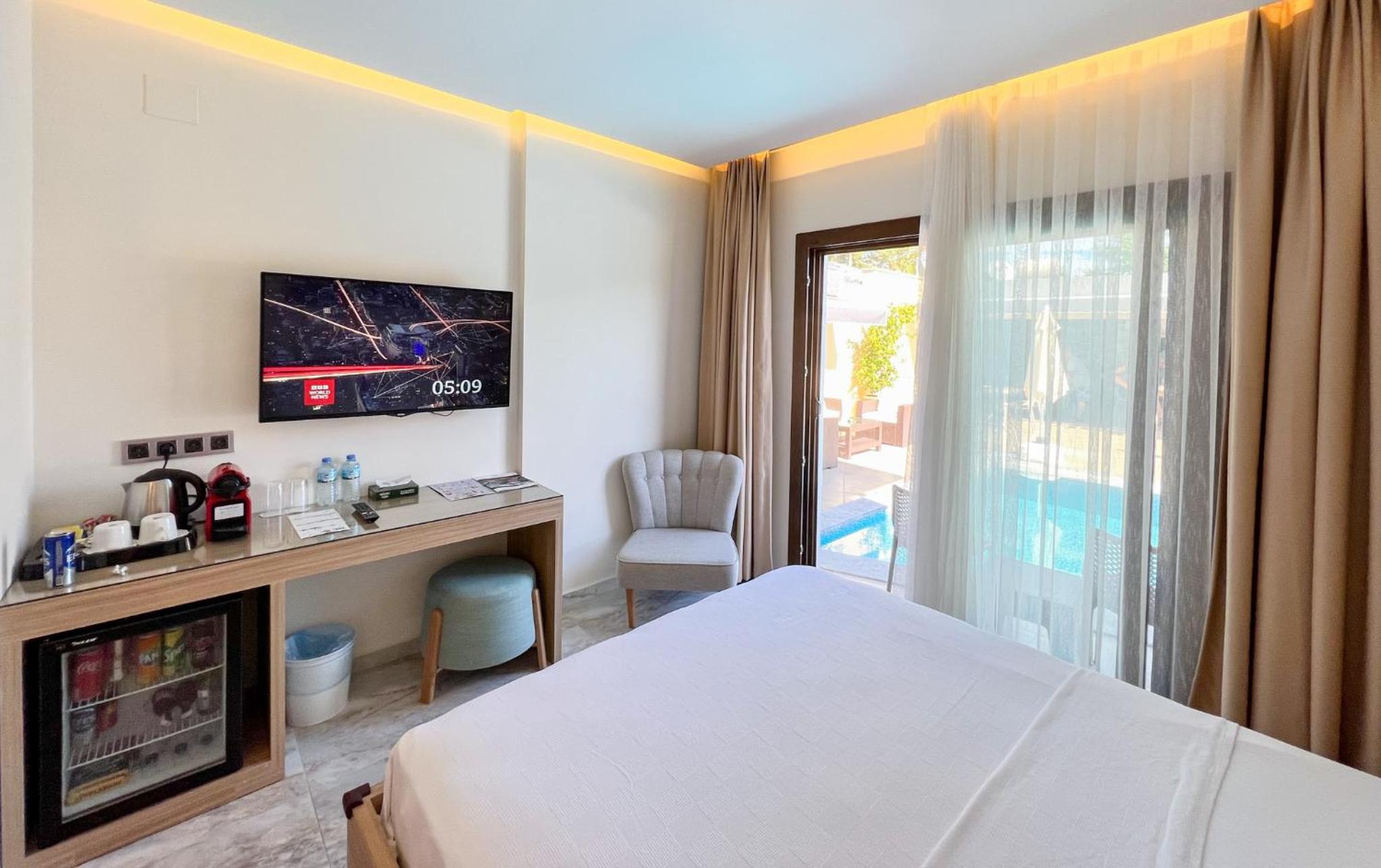 Deluxe Room - Photo 10