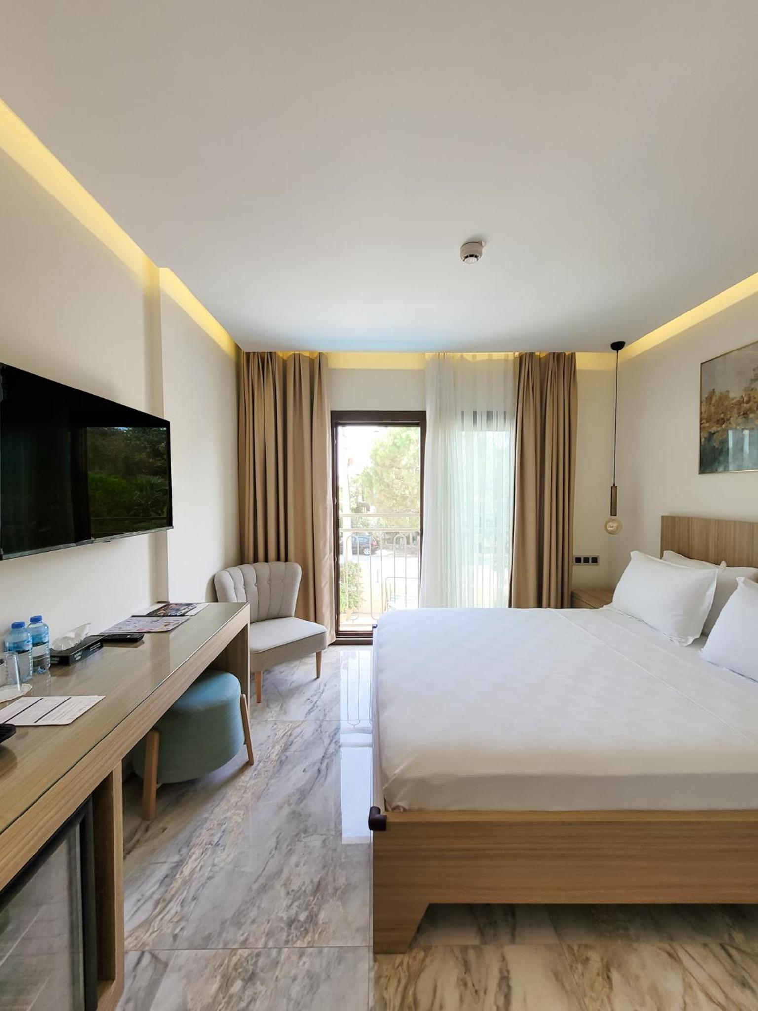 Double Room with Pool View - Photo 1