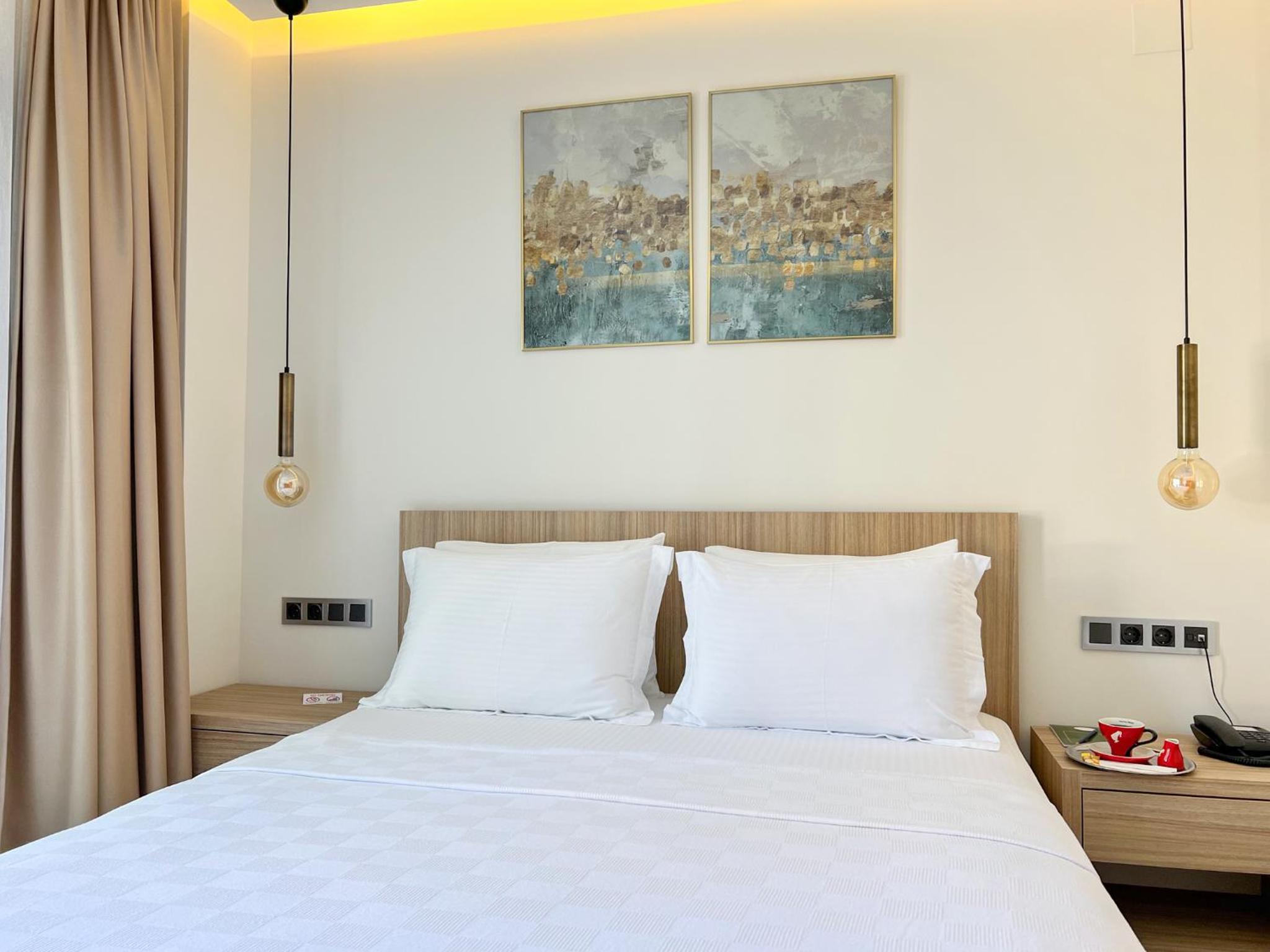 Double Room with Pool View - Photo 8