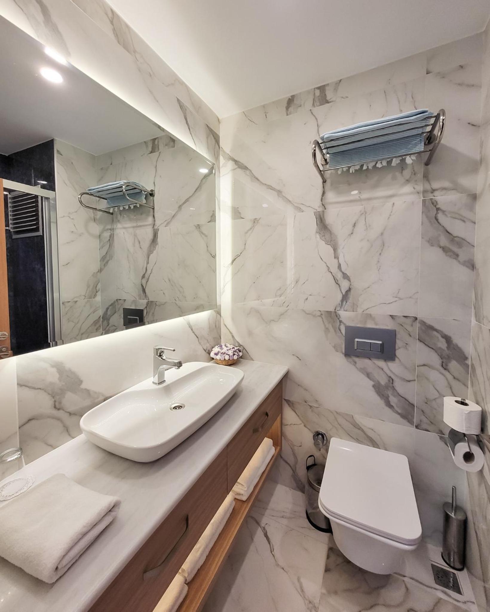 Double Room with Pool View - Photo 7