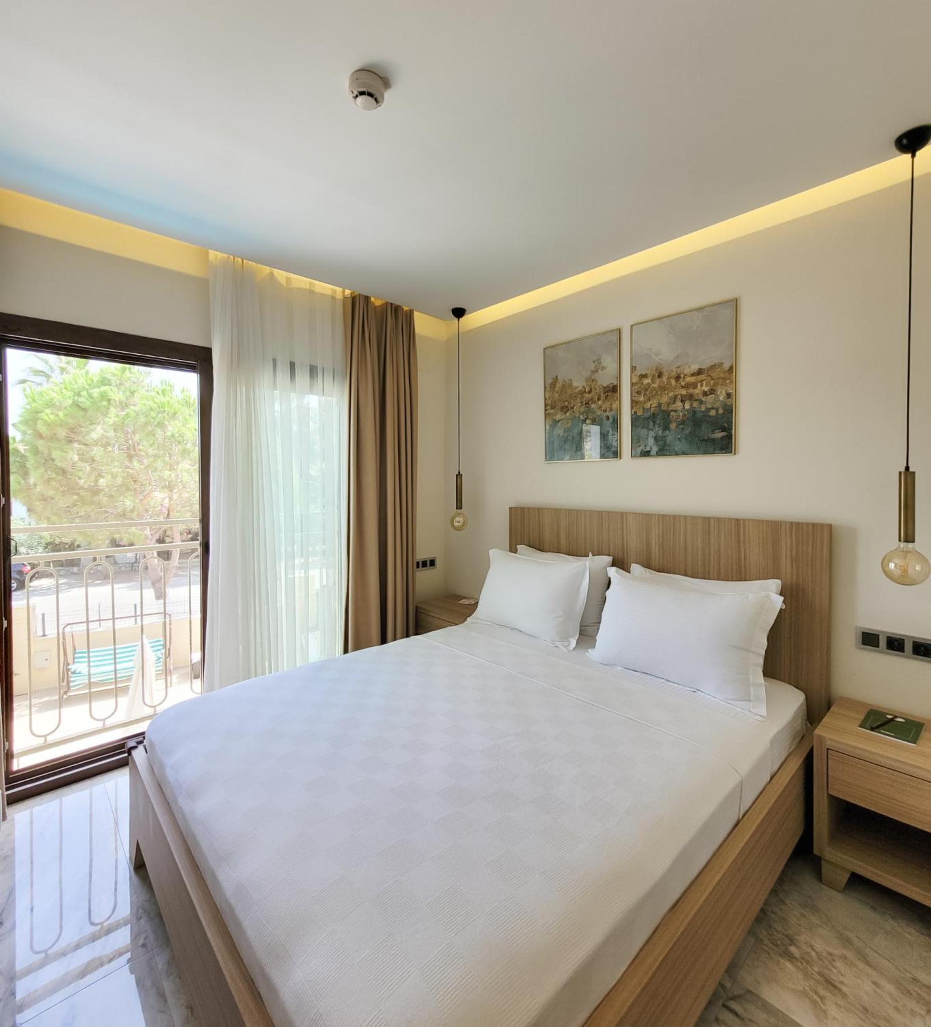 Double Room with Pool View - Photo 10