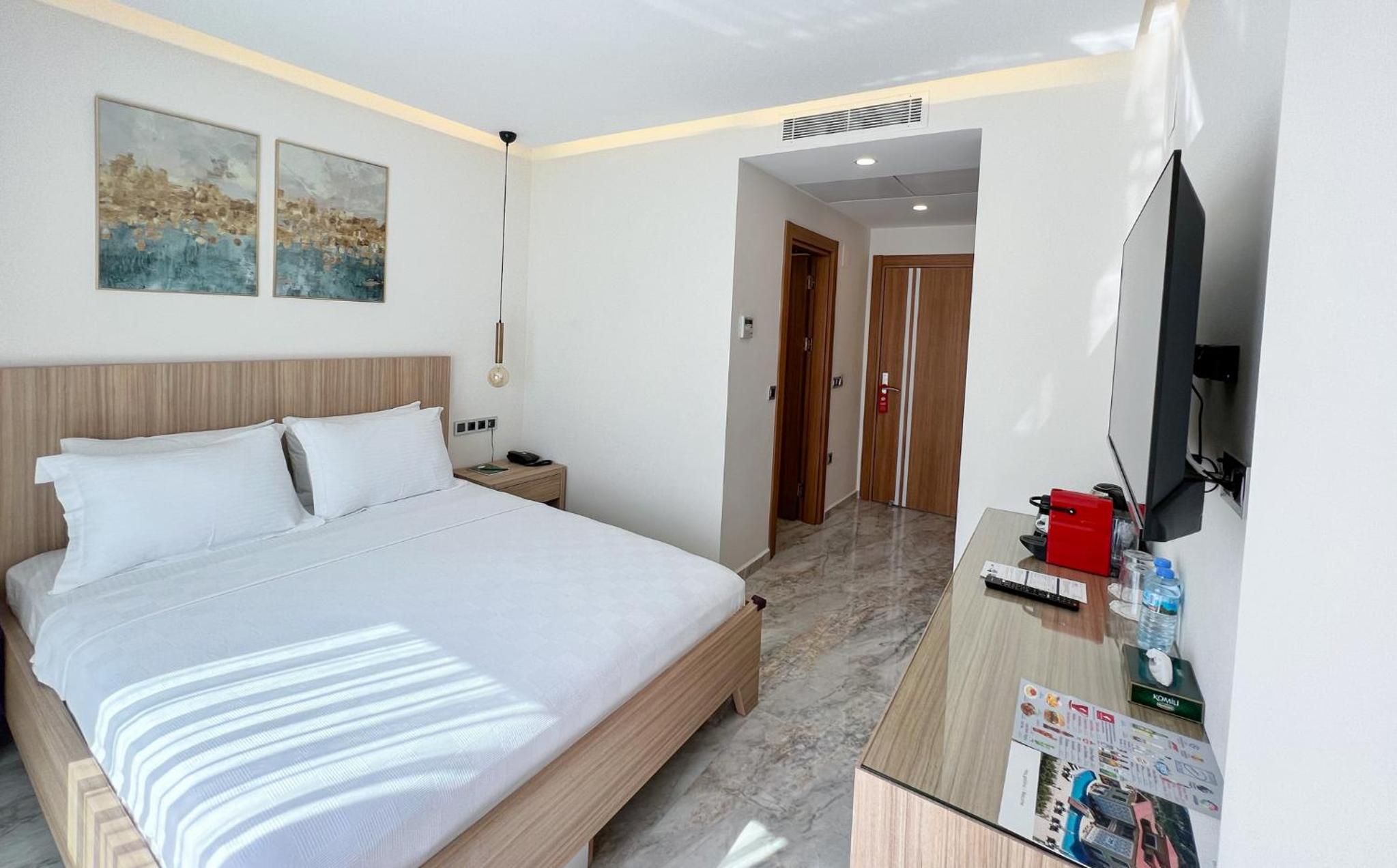 Double Room with Pool View - Photo 9
