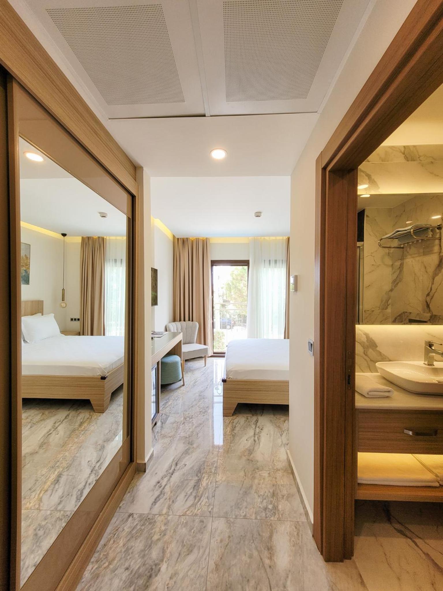 Double Room with Pool View - Photo 3