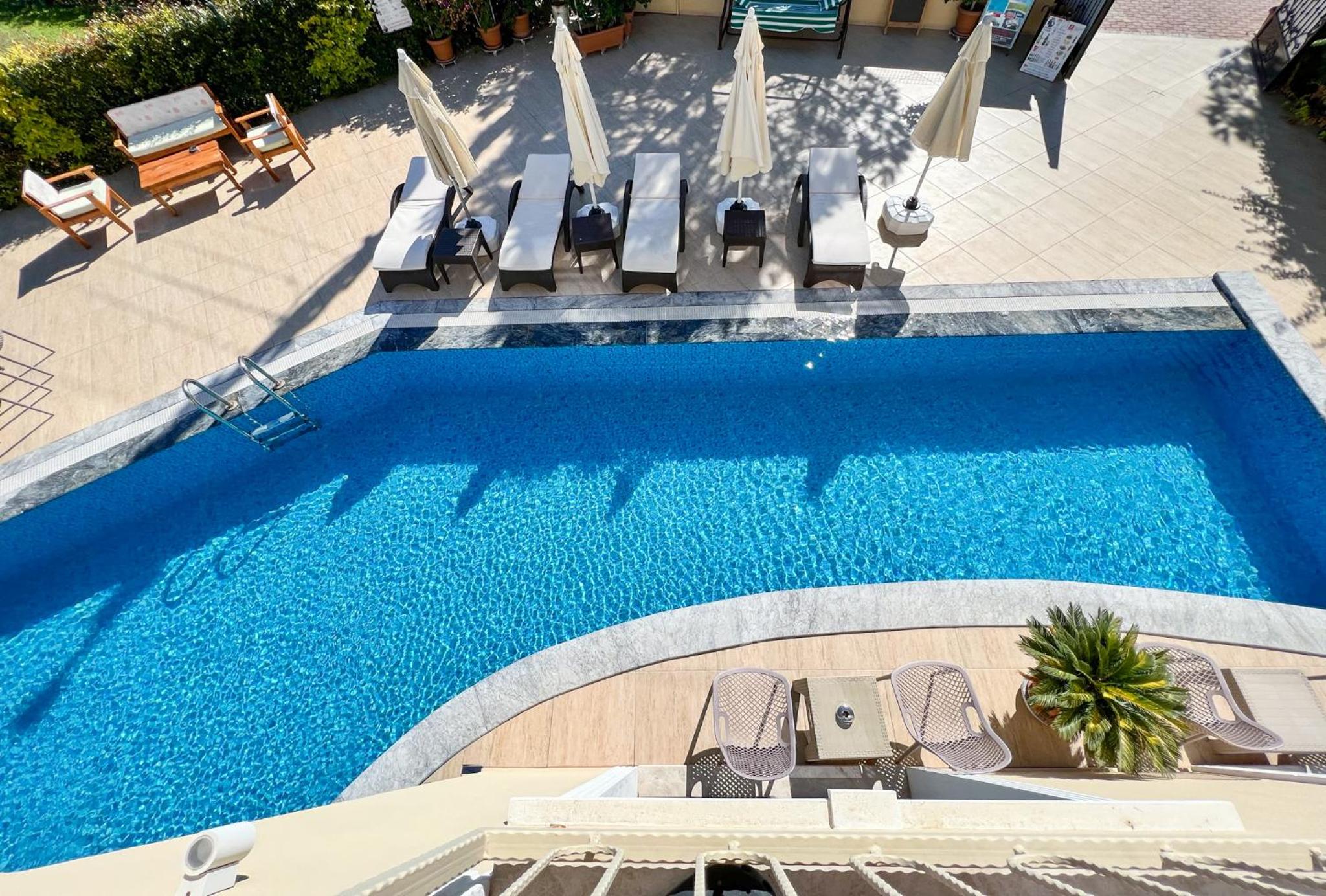 Double Room with Pool View - Photo 2