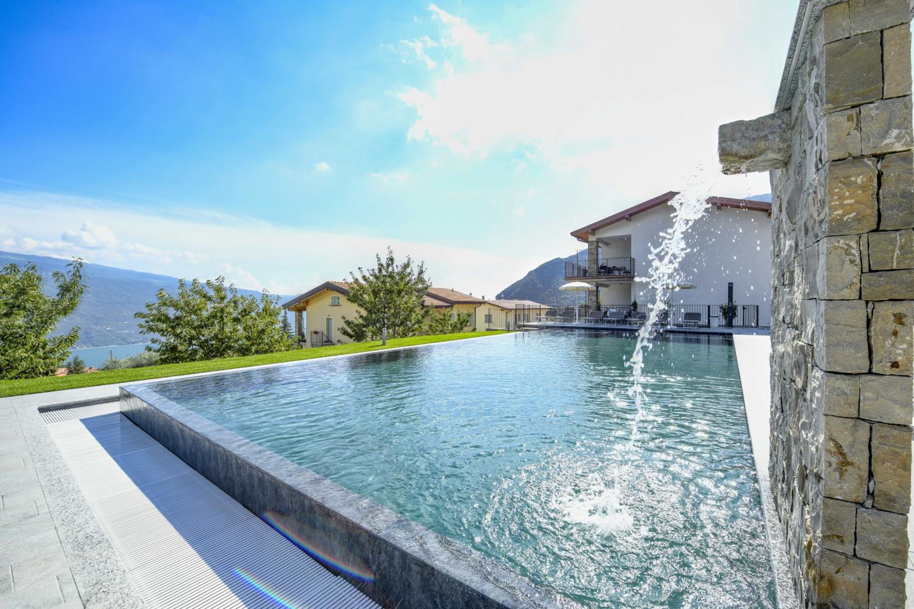 One-Bedroom Apartment with Panoramic Lake View photo 2