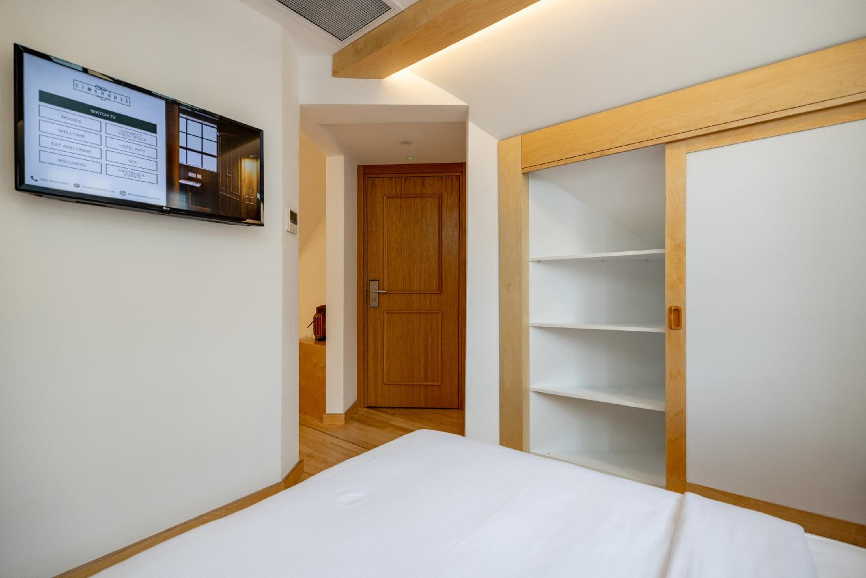 Deluxe Twin Room thumbnail 6