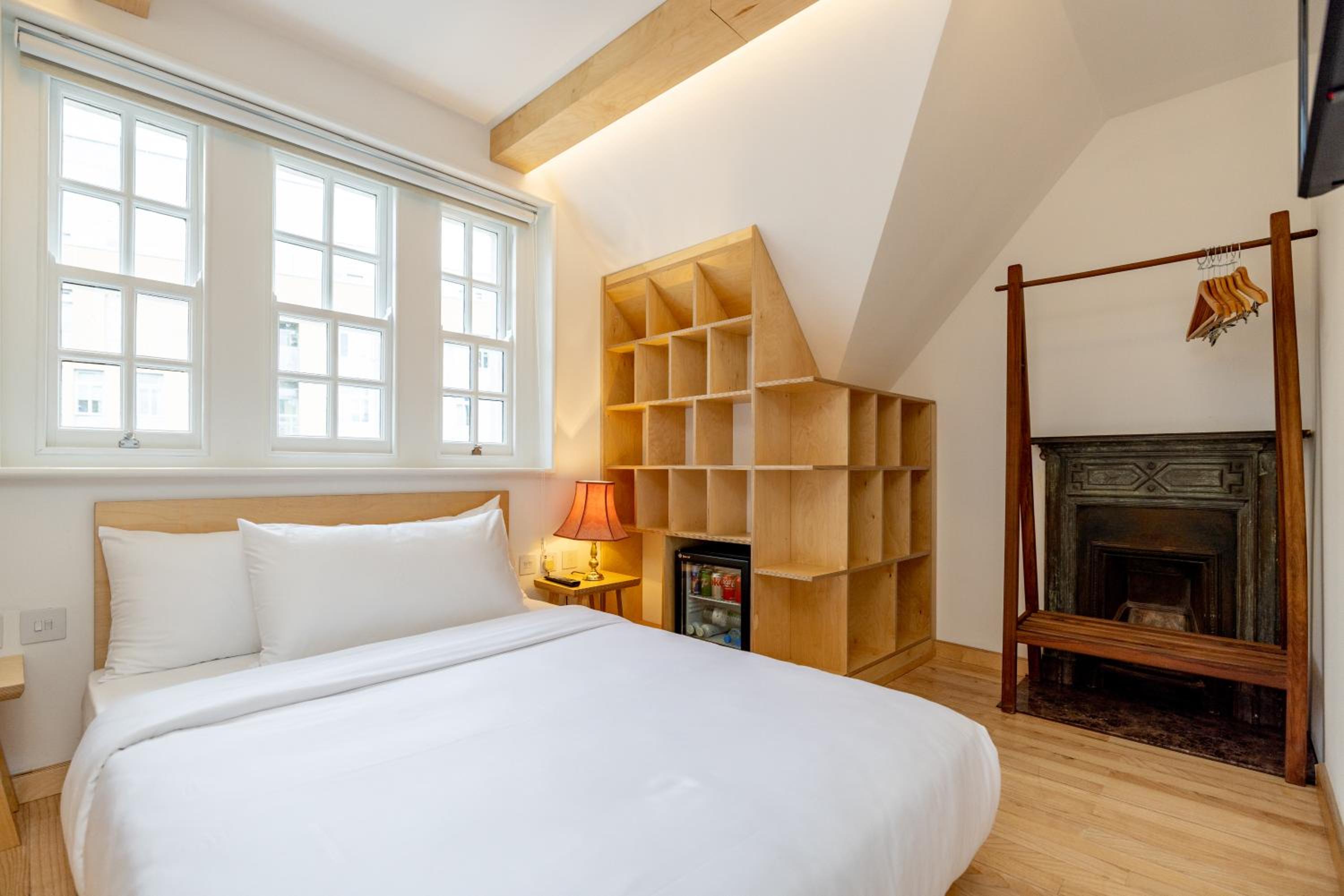 Deluxe Twin Room thumbnail 5