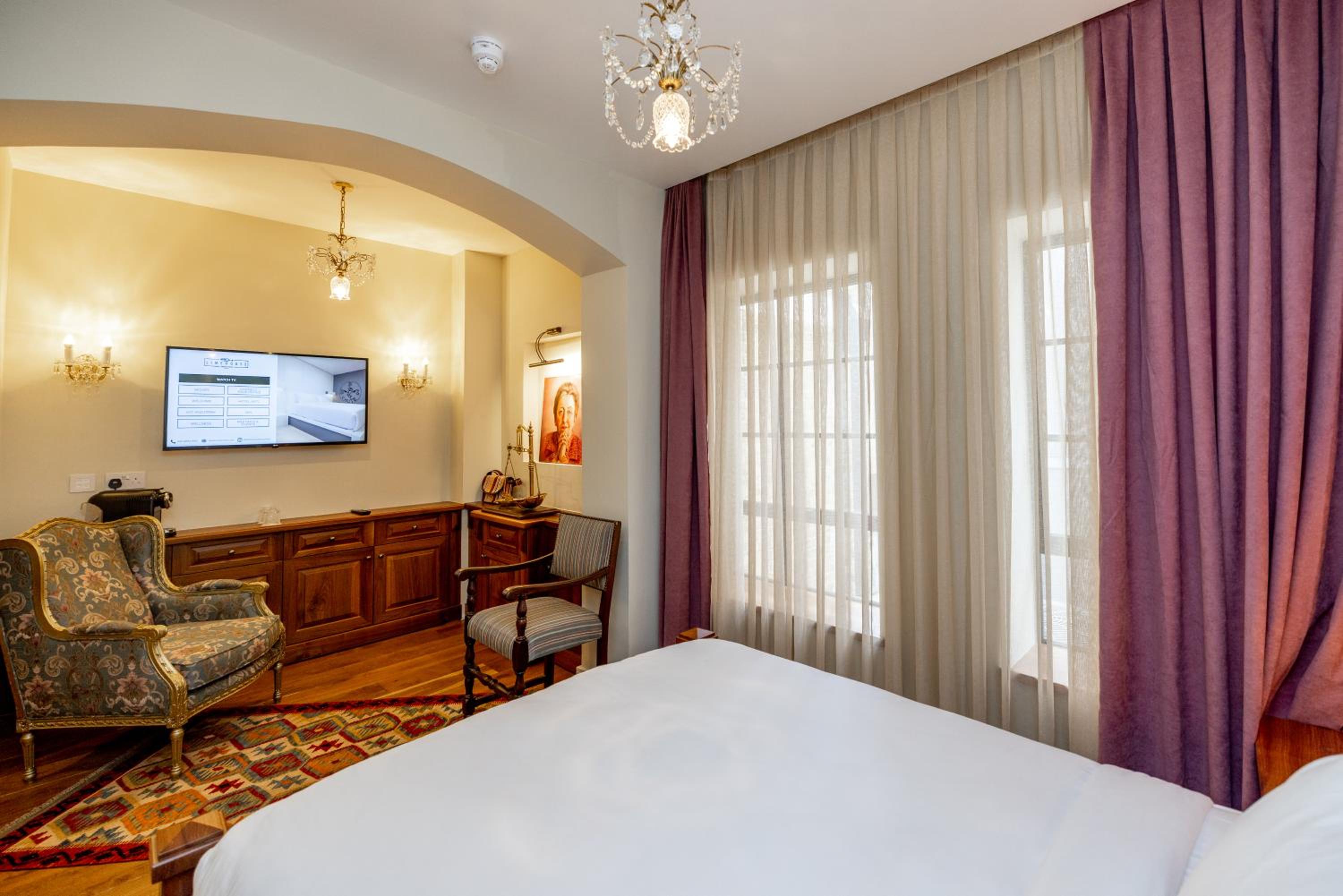 Deluxe Room thumbnail 6